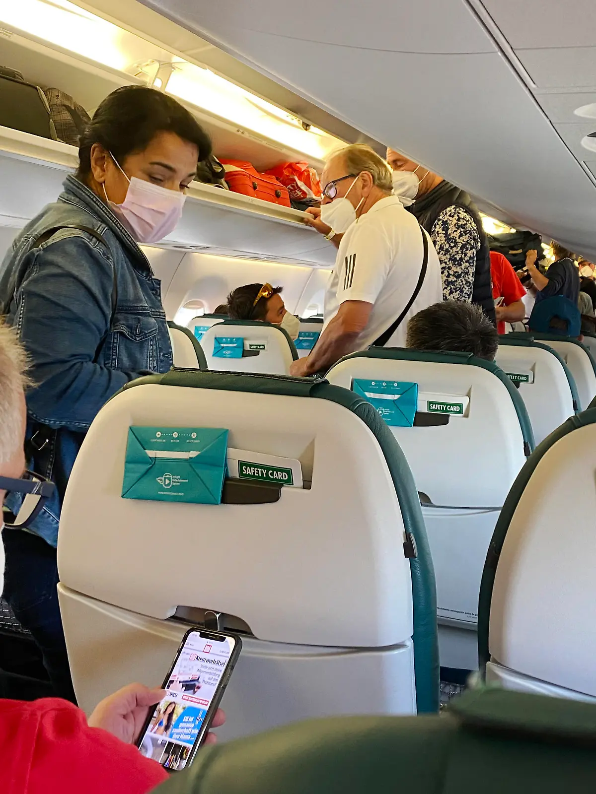 Fliegen in Zeiten der Coronavirus Pandemie, Boarding,Passagiere beim Einsteigen in eine Lufthansa Maschine-alle tragen Mundschutz,Maske,Maskenpflicht.