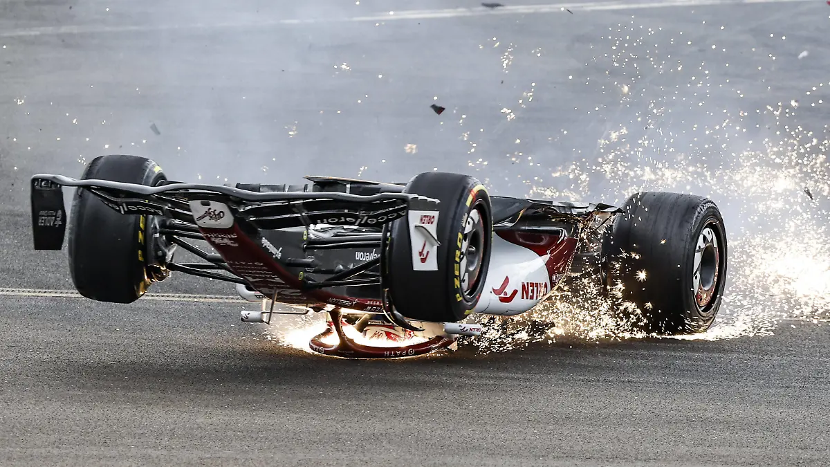 Sport Bilder des Tages 24 ZHOU Guanyu chi, Alfa Romeo F1 Team ORLEN C42, action start of the race, depart, crash, accident, during the Formula 1 Lenovo British Grand Prix 2022, 10th round of the 2022 FIA Formula One World Championship, WM, Weltmeisterschaft on the Silverstone Circuit, from July 1 to 3, 2022 in Silverstone, United Kingdom - F1 - BRITISH GRAND PRIX 2022 - RACE DPPI/Panoramic PUBLICATIONxNOTxINxFRAxITAxBEL 00122025__R5_7450