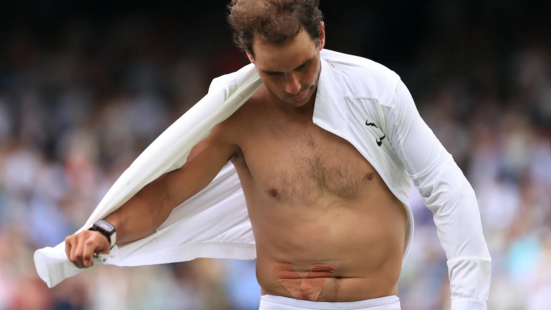 Sport Bilder des Tages Tennis - Wimbledon Day 10 6th July 2022 - Tennis - Wimbledon Day 10 - Rafael Nadal v Taylor Fritz - Nadal removes his shirt after victory revealing the tape for his abdominal injury. Photo: Simon Stacpoole / Offside. London UK *** Tennis Wimbledon Tag 10 6. Juli 2022 Tennis Wimbledon Tag 10 Rafael Nadal v Taylor Fritz Nadal zieht nach dem Sieg sein Hemd aus und zeigt das Pflaster für seine Bauchverletzung Foto Simon Stacpoole Offside London UK PUBLICATIONxINxGERxSUIxAUTxONLY Copyright: xSimonxStacpoolexOffside