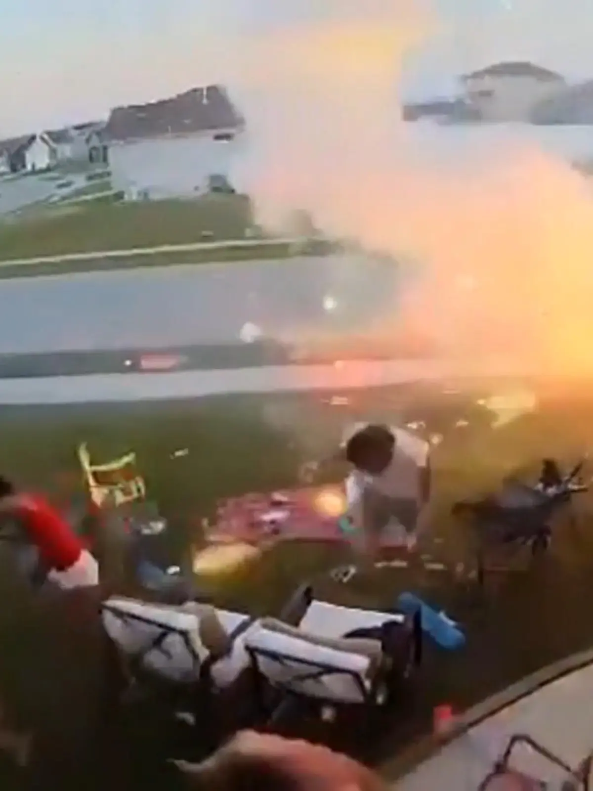 Dieses Twitter-Video zeigt eine Familie in den USA in einem Garten: Zwei Kinder scheinen mit einigen Feuerwerkskörpern zu spielen – das geht schief! Im Video sehen Sie die krasse Explosion!