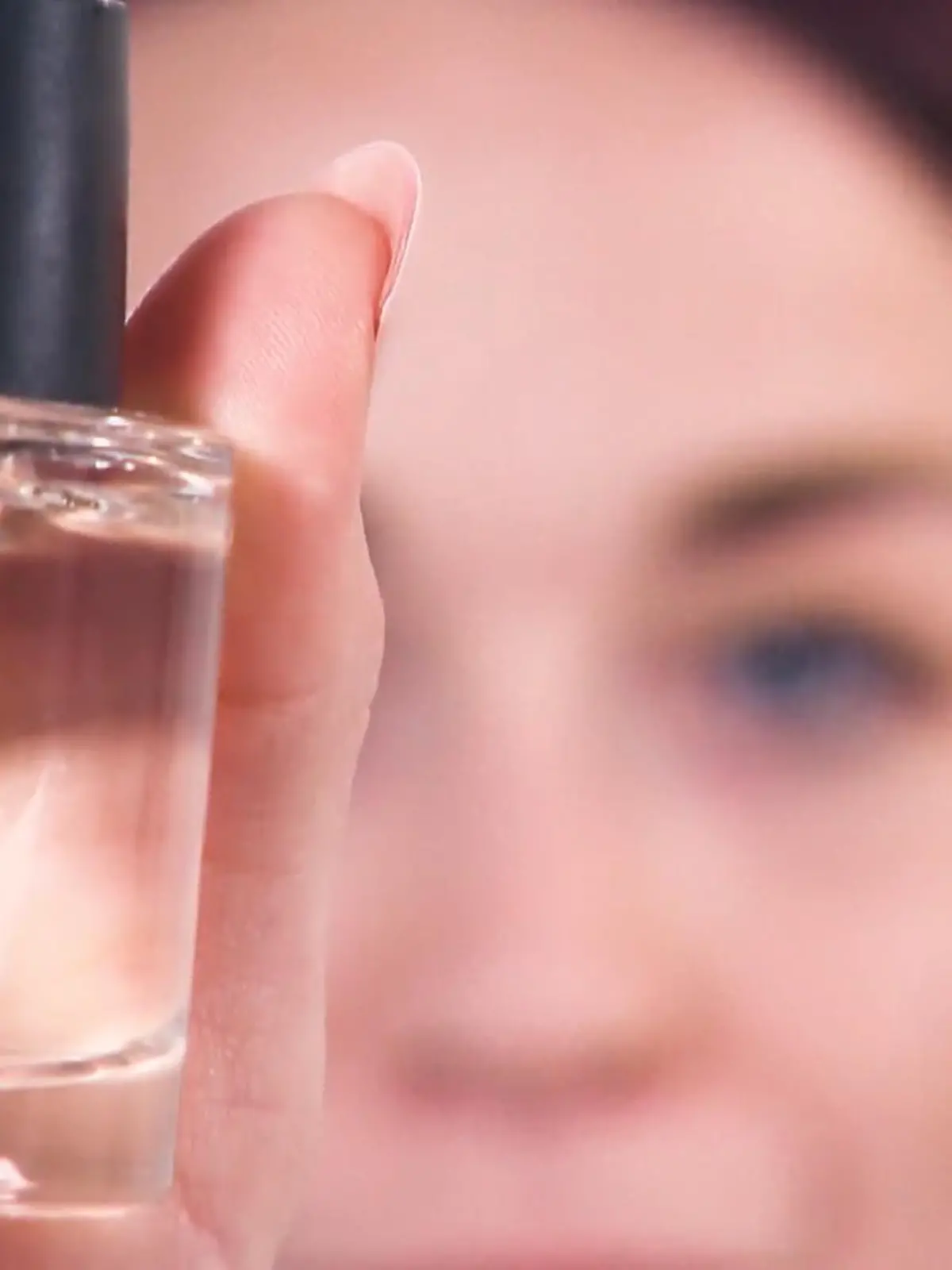 Faltenfei ohne Spritze und das in wenigen Minuten! Bei solchen Versprechen wird man doch mal hellhörig. Kann das wirklich funktionieren? Bio-Botox aus der kleine Flasche als Creme statt spritzen?  Juliane und Ilona haben für uns den Test gewagt.
