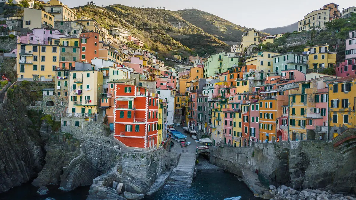 Ortsansicht, Riomaggiore, Luftaufnahme, bunte Häuser, Hafen, Cinque Terre, Ligurien, Italien, Europa *** Riomaggiore, aerial view, colorful houses, port, Cinque Terre, Liguria, Italy, Europe, local view, aerial photograph Copyright: imageBROKER/LucaxRenner ibxlre04927998.jpg Bitte beachten Sie die gesetzlichen Bestimmungen des deutschen Urheberrechtes hinsichtlich der Namensnennung des Fotografen im direkten Umfeld der Veröffentlichung!