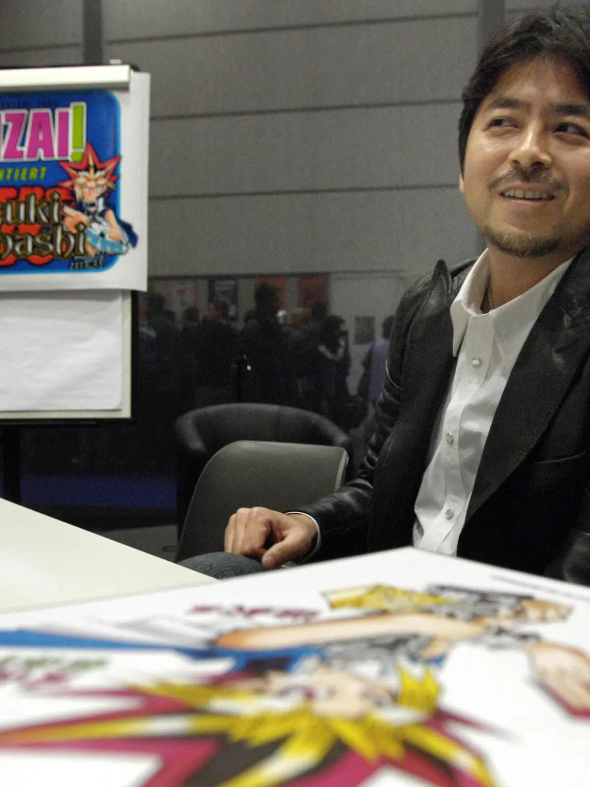 Der japanische Comic-Zeichner Kazuki Takahashi am Samstag (19.03.2005) auf der Leipziger Buchmesse. Der Manga-Star und Erfinder der berühmten Yu-Gi-Oh-Karten trat auf der Buchmesse erstmals öffentlich auf. Auf der Messe werden vom 17.-20.03.2005 mehr als 2100 Verlage und Editionen aus 31 Ländern ihre Neuerscheinungen vorstellen. Rund 1000 Autoren werden sich bei insgesamt 1500 Veranstaltungen und Lesungen vorstellen. Foto: Peter Endig dpa/lsn +++(c) dpa - Report+++