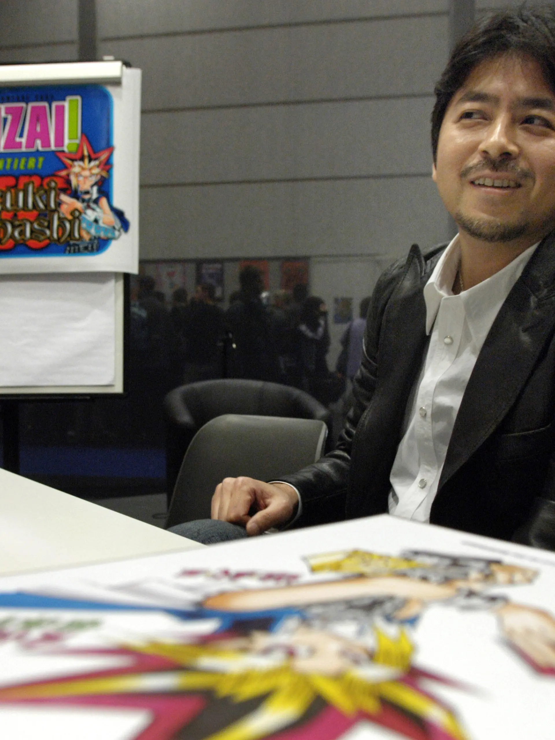 Der japanische Comic-Zeichner Kazuki Takahashi am Samstag (19.03.2005) auf der Leipziger Buchmesse. Der Manga-Star und Erfinder der berühmten Yu-Gi-Oh-Karten trat auf der Buchmesse erstmals öffentlich auf. Auf der Messe werden vom 17.-20.03.2005 mehr als 2100 Verlage und Editionen aus 31 Ländern ihre Neuerscheinungen vorstellen. Rund 1000 Autoren werden sich bei insgesamt 1500 Veranstaltungen und Lesungen vorstellen. Foto: Peter Endig dpa/lsn +++(c) dpa - Report+++
