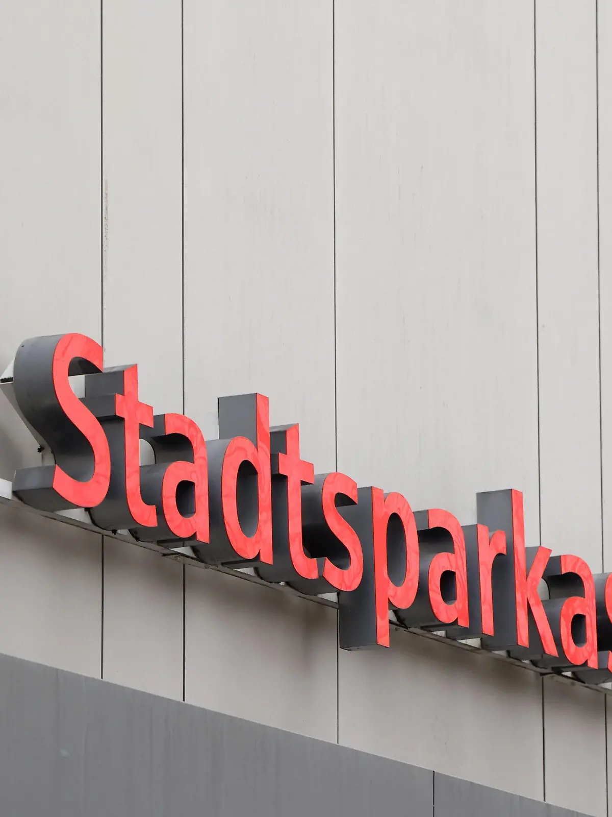 Logo einer Stadtsparkasse am 30.01.2023 in München Sparkassen sind deutsche Kreditinstitute, die Dienstleistungen im Geldverkehr mit allen Kundengruppen betreiben dürfen. Foto: Revierfoto