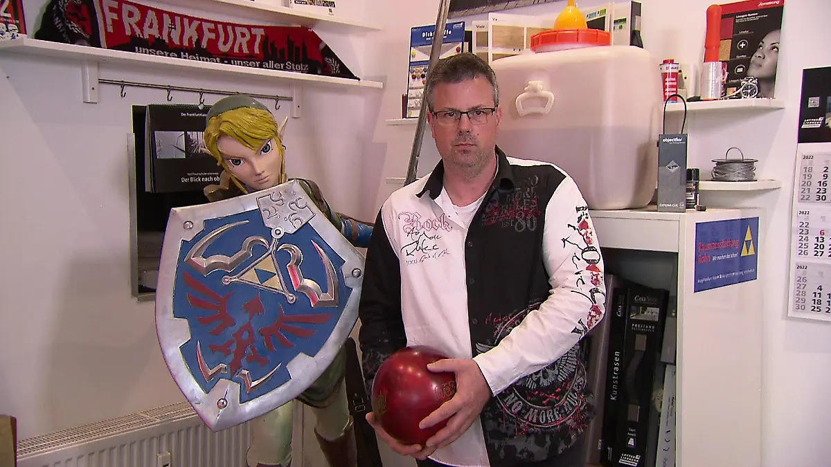 Handwerker Jörg Rohn mit Zelda-Figur