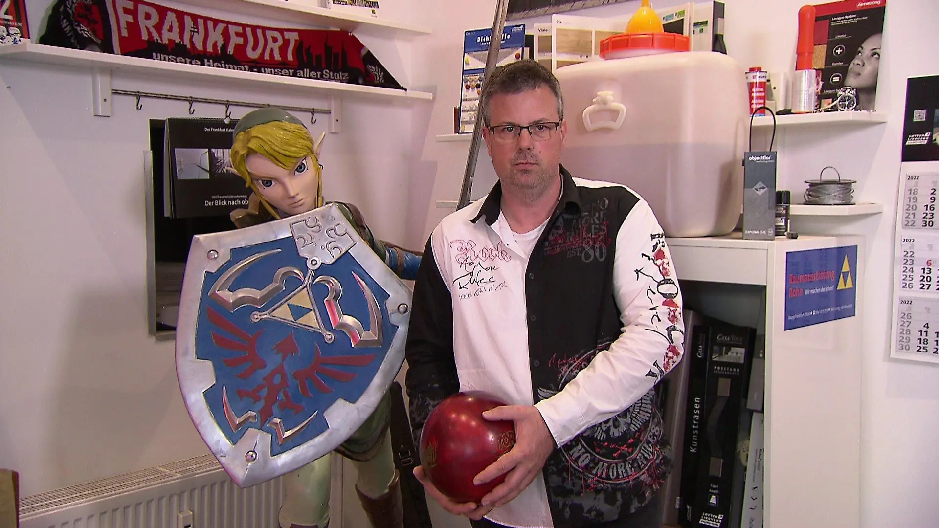 Handwerker Jörg Rohn mit Zelda-Figur