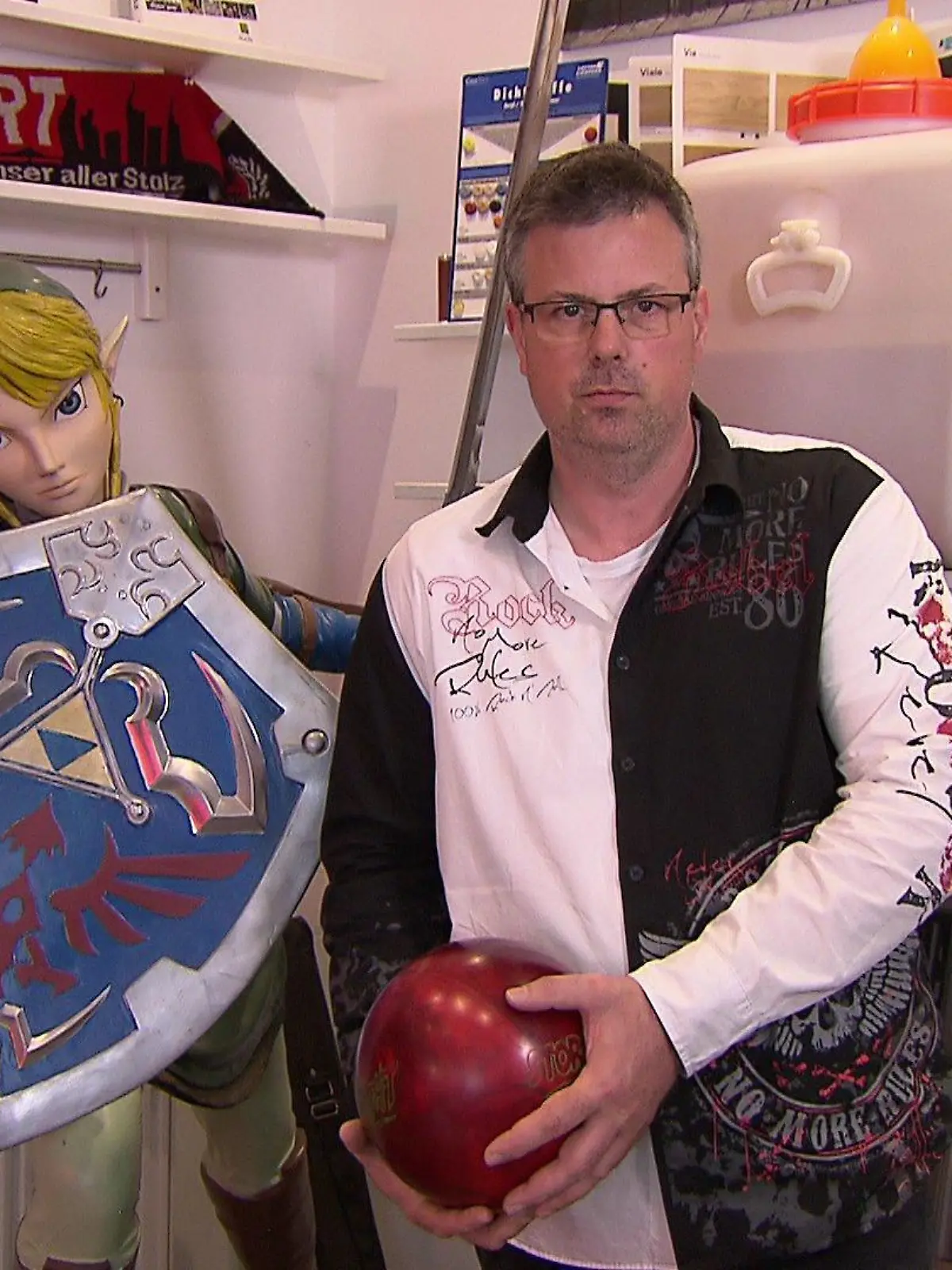 Handwerker Jörg Rohn mit Zelda-Figur