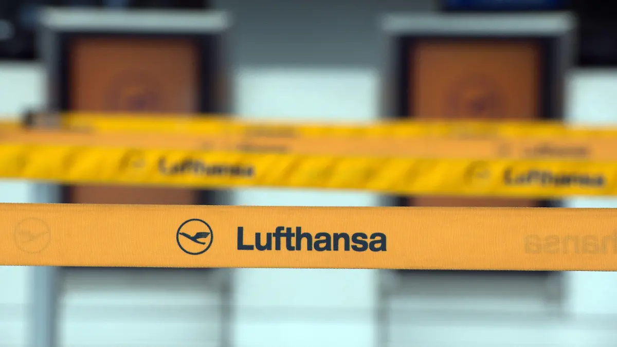 ARCHIV - 20.10.2014, Nordrhein-Westfalen, Düsseldorf: Der Schriftzug Lufthansa ist am 20.10.2014 vor leeren Lufthansa-Ticketschaltern auf dem Flughafen zu lesen. Mitten in der Sommerferienzeit streicht die Lufthansa wegen Personalmangels mehr als 2000 weitere Flüge an ihren Drehkreuzen Frankfurt und München. Foto: picture alliance / dpa +++ dpa-Bildfunk +++