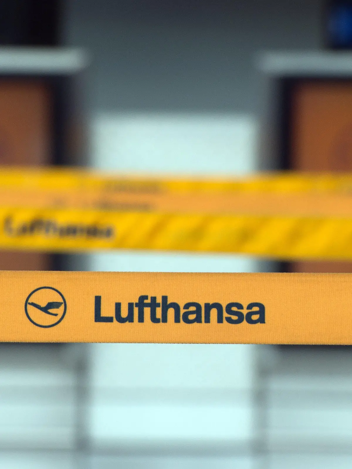 ARCHIV - 20.10.2014, Nordrhein-Westfalen, Düsseldorf: Der Schriftzug Lufthansa ist am 20.10.2014 vor leeren Lufthansa-Ticketschaltern auf dem Flughafen zu lesen. Mitten in der Sommerferienzeit streicht die Lufthansa wegen Personalmangels mehr als 2000 weitere Flüge an ihren Drehkreuzen Frankfurt und München. Foto: picture alliance / dpa +++ dpa-Bildfunk +++