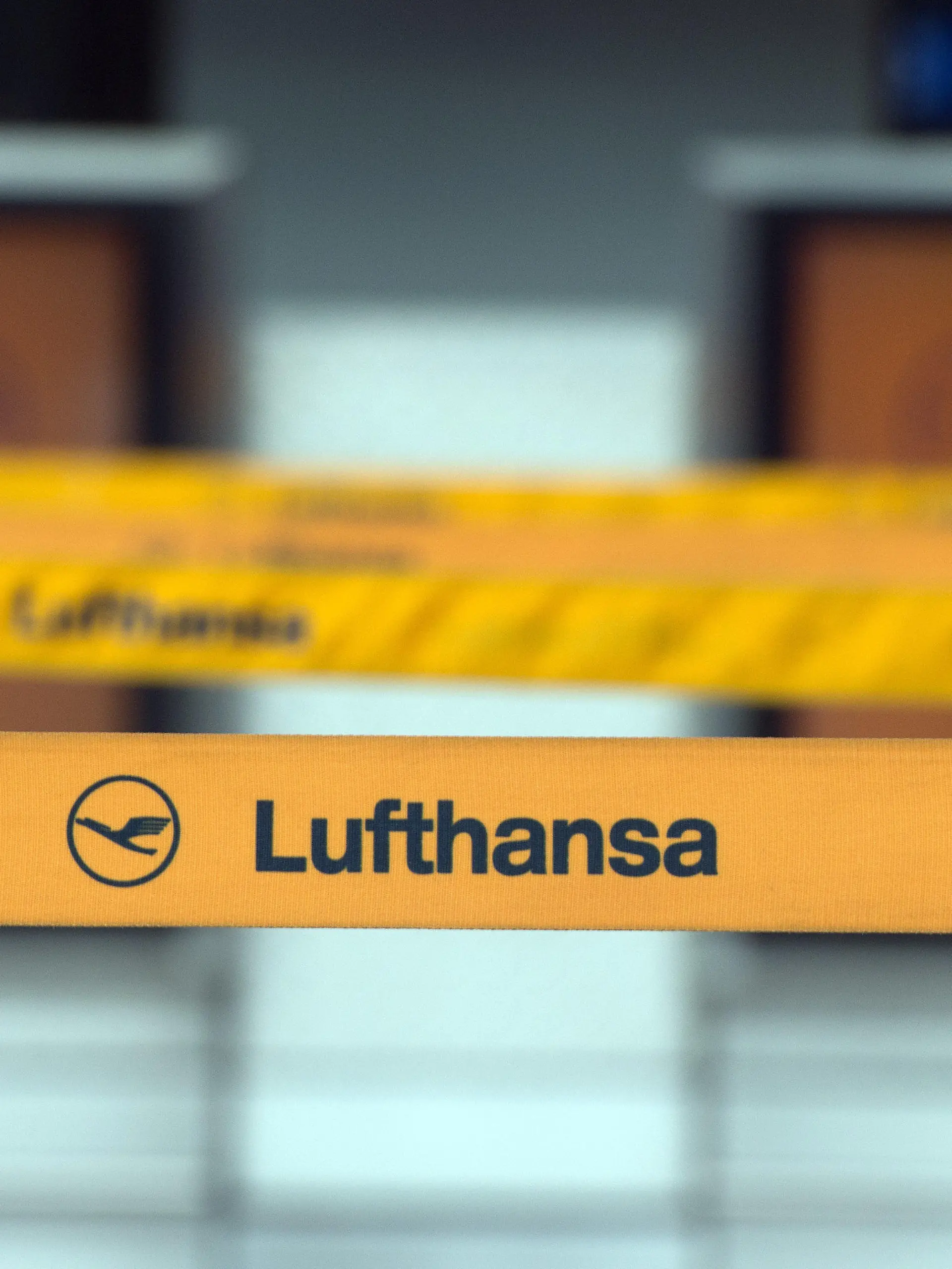 ARCHIV - 20.10.2014, Nordrhein-Westfalen, Düsseldorf: Der Schriftzug Lufthansa ist am 20.10.2014 vor leeren Lufthansa-Ticketschaltern auf dem Flughafen zu lesen. Mitten in der Sommerferienzeit streicht die Lufthansa wegen Personalmangels mehr als 2000 weitere Flüge an ihren Drehkreuzen Frankfurt und München. Foto: picture alliance / dpa +++ dpa-Bildfunk +++