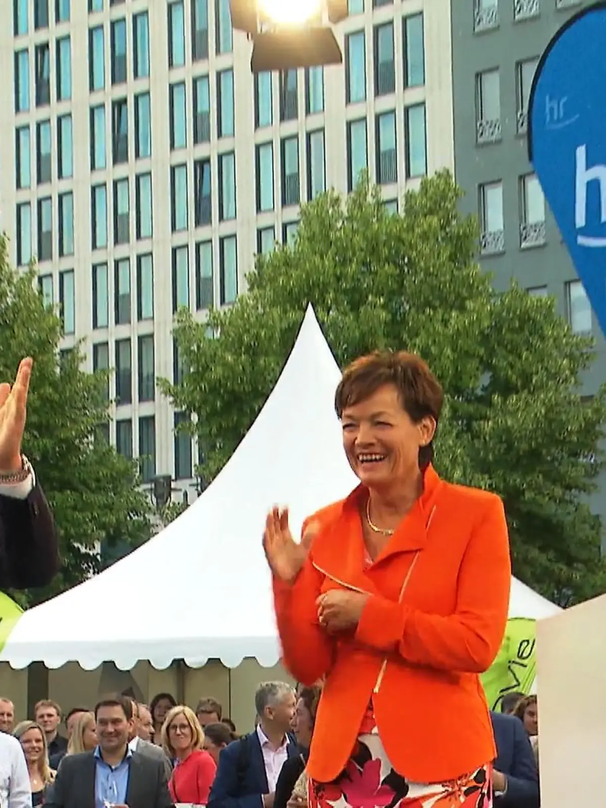 Obwohl das traditionelle Hessenfest der Landesregierung für gewöhnlich jedes Jahr in Berlin stattfindet, fühlte sich dieses Mal vieles neu an. Das lag nicht zuletzt daran, dass auch das Hessenfest zwei Jahre zwangsbedingte Corona-Pause machen musste. Mit Boris Rhein (CDU) erschien hier auch erstmals der neue Ministerpräsident und Volker Bouffier-Nachfolger, um zahlreiche Gäste in der Hauptstadt zu begrüßen. Die Bilder zum Festakt gibt es im Video.