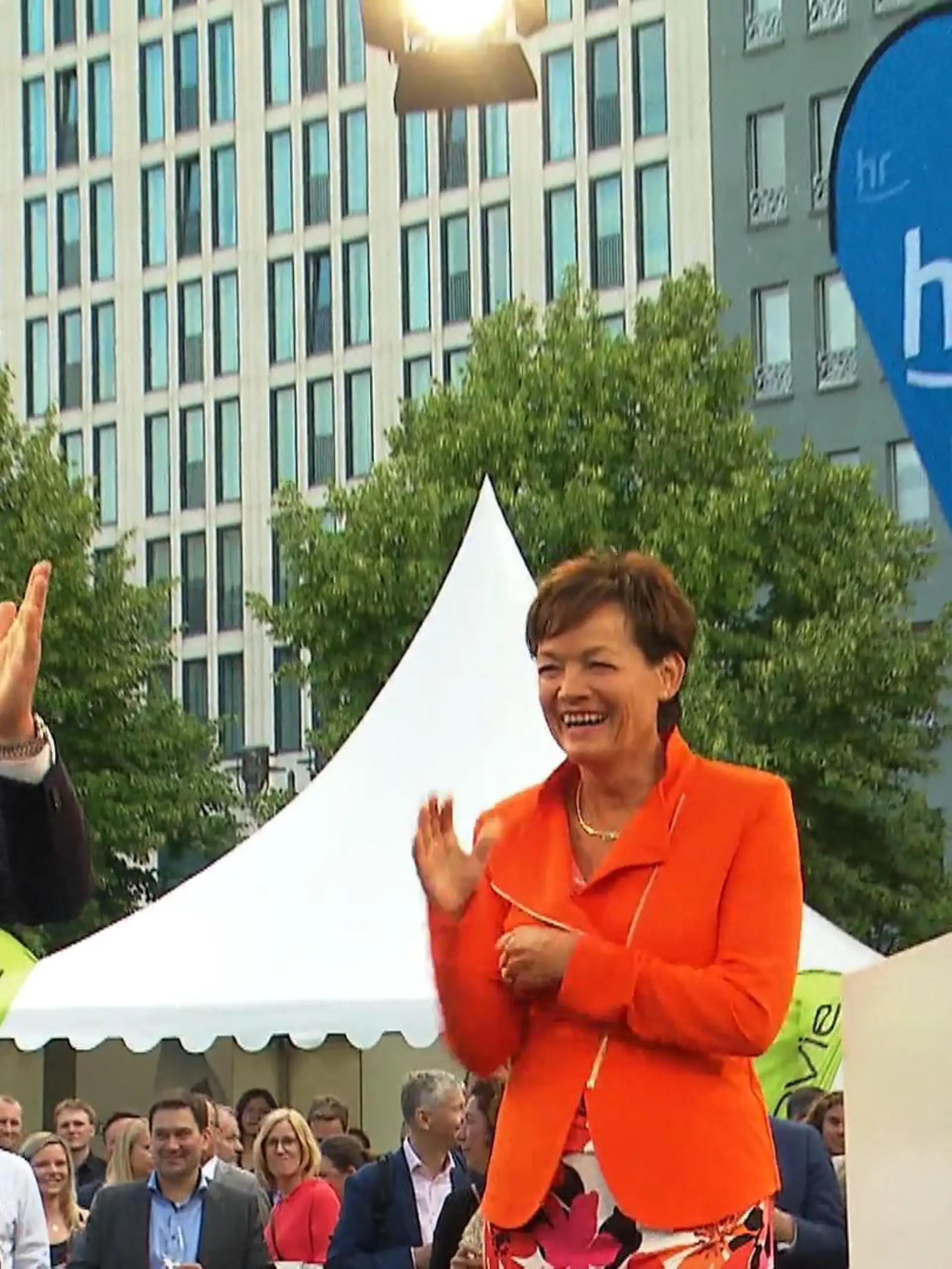 Obwohl das traditionelle Hessenfest der Landesregierung für gewöhnlich jedes Jahr in Berlin stattfindet, fühlte sich dieses Mal vieles neu an. Das lag nicht zuletzt daran, dass auch das Hessenfest zwei Jahre zwangsbedingte Corona-Pause machen musste. Mit Boris Rhein (CDU) erschien hier auch erstmals der neue Ministerpräsident und Volker Bouffier-Nachfolger, um zahlreiche Gäste in der Hauptstadt zu begrüßen. Die Bilder zum Festakt gibt es im Video.