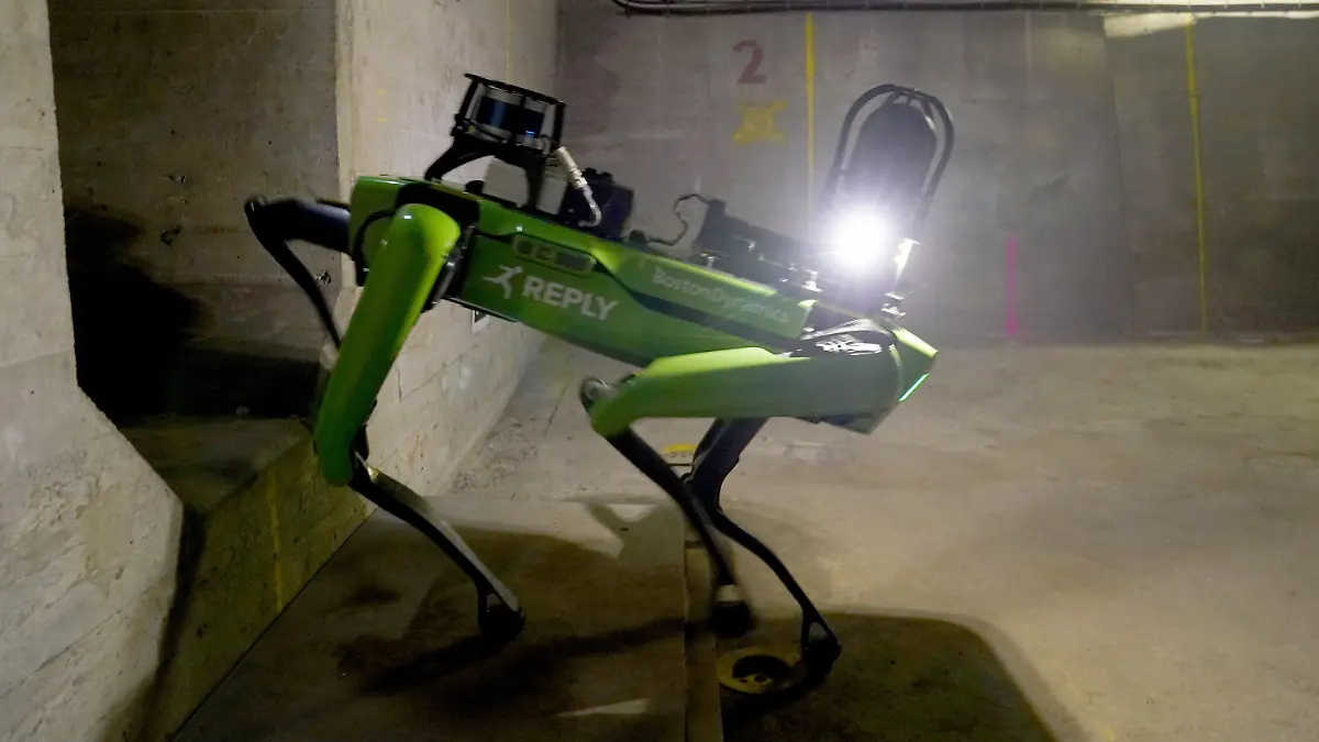 PRODUKTION - 01.07.2022, Hamburg: Roboterhund "Spot" steigt in der Köhlbrandbrücke unter der Fahrbahn aus einem Verbindungstunnel. Die Hamburg Port Authority (HPA) setzt gemeinsam mit der IT-Firma Roboverse Reply den von Boston Dynamics entwickelten Roboter in der Köhlbrandbrücke zur Bauwerksinspektion ein. Roboterhund «Spot» bewegt sich eigenständig unter der Fahrbahn und macht hochauflösende Fotos von Schadstellen an der Bauwerkswand.      (zu dpa "Roboterhund «Spot» im Einsatz in der Köhlbrandbrücke") Foto: Marcus Brandt/dpa +++ dpa-Bildfunk +++