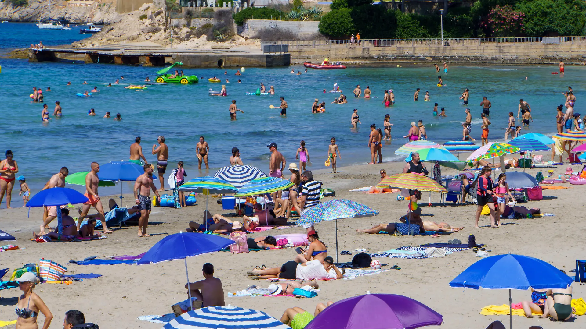 Strand von Paquera auf Mallorca, Spanien, im zweiten Jahr der Corona-Pandemie Hochsaison Sommer 2021 -Strand von Paquera auf Mallorca, Spanien, im zweiten Jahr der Corona-Pandemie Hochsaison Sommer 2021 -, Mallorca Balearische Inseln Spanien Santanyi *** Paquera beach in Mallorca, Spain, in the second year of the Corona pandemic high season summer 2021 Paquera beach in Mallorca, Spain, in the second year of the Corona pandemic high season summer 2021 , Mallorca Balearic Islands Spain Santanyi