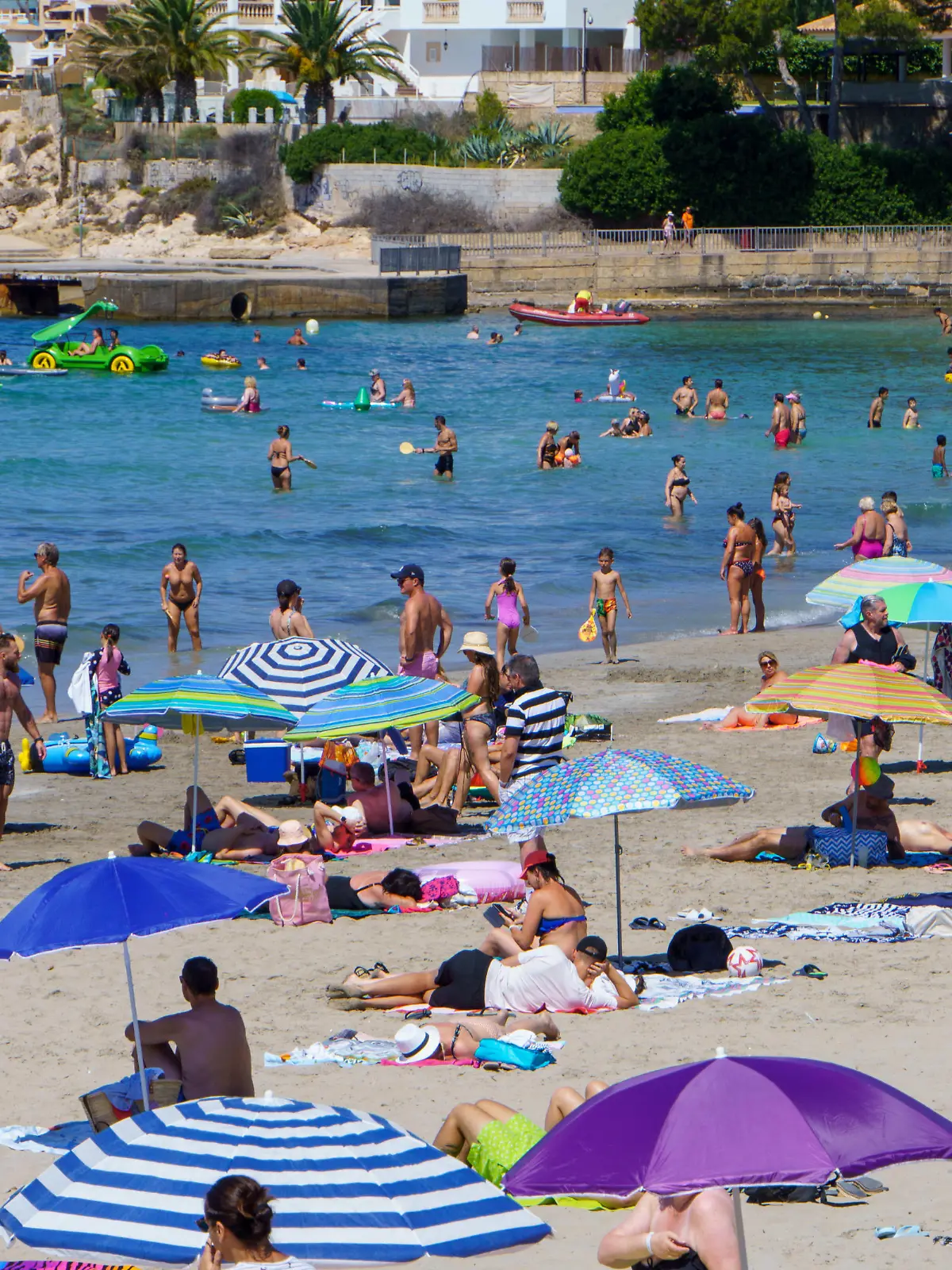 Strand von Paquera auf Mallorca, Spanien, im zweiten Jahr der Corona-Pandemie Hochsaison Sommer 2021 -Strand von Paquera auf Mallorca, Spanien, im zweiten Jahr der Corona-Pandemie Hochsaison Sommer 2021 -, Mallorca Balearische Inseln Spanien Santanyi *** Paquera beach in Mallorca, Spain, in the second year of the Corona pandemic high season summer 2021 Paquera beach in Mallorca, Spain, in the second year of the Corona pandemic high season summer 2021 , Mallorca Balearic Islands Spain Santanyi 