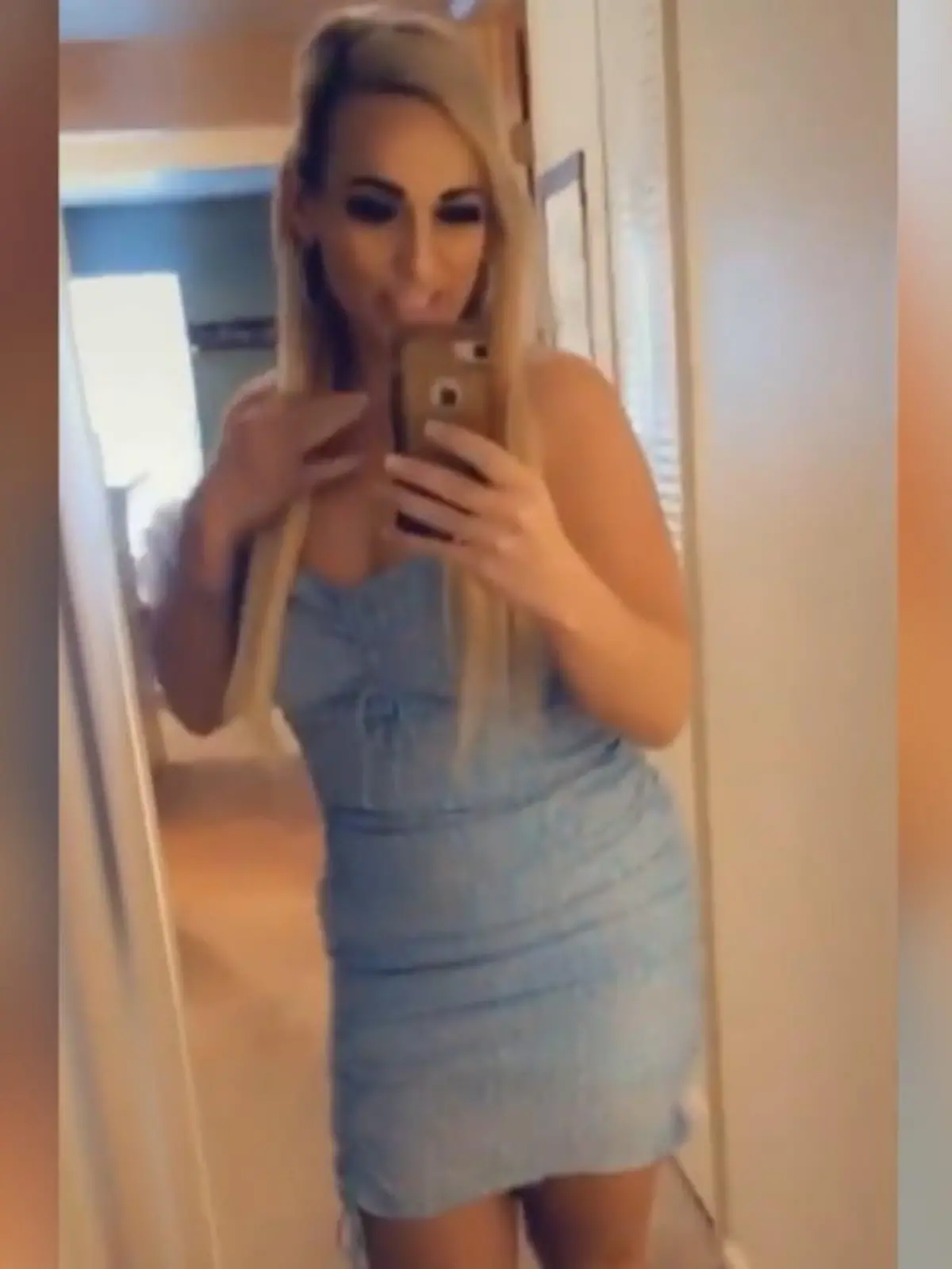 OnlyFans-Star und Lehrerin gleichzeitig sein? Das geht nicht – sagt zumindest die Schule an der Sarah Seales gearbeitet hat. Jetzt wurde sie gefeuert. Warum, erfahren Sie im Video.