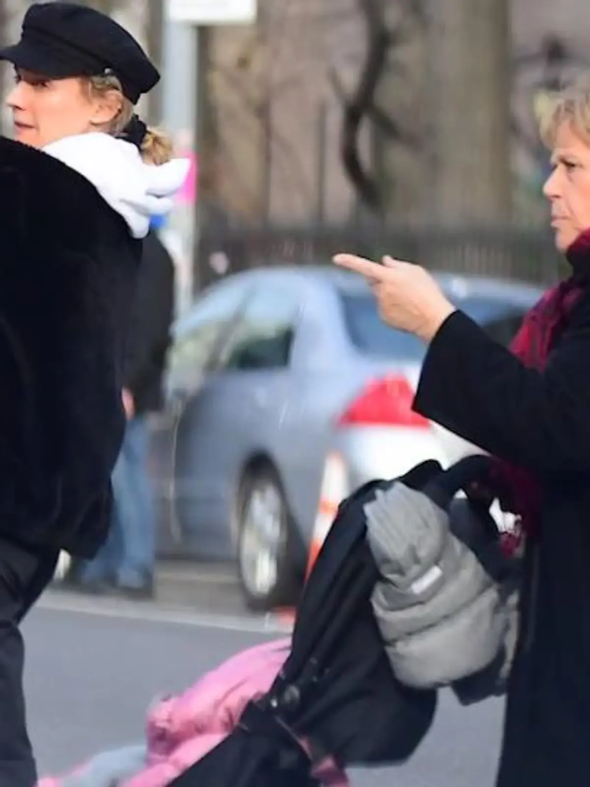 Bild zu: "Drei Kruger-Damen spazieren durch New York"