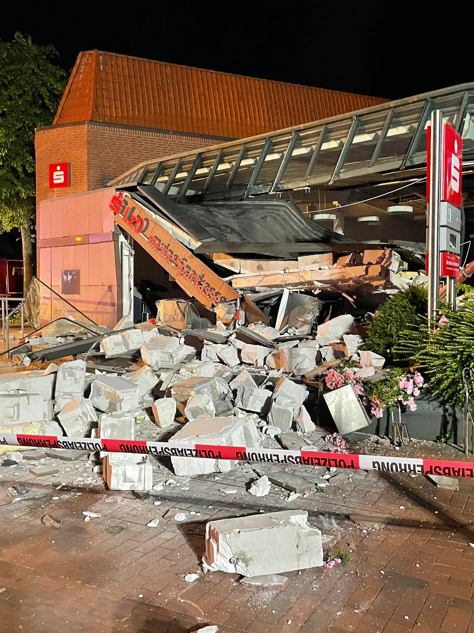 06.07.2022, Niedersachsen, Edewecht: Der Eingangsbereich einer Bank ist nach einer Sprengung zerstört. In Edewecht (Landkreis Ammerland) haben unbekannte Täter in der Nacht von Dienstag auf Mittwoch Geldautomaten gesprengt. Bei der Sprengung kam es zu einem hohen Schaden an dem Gebäude, wie die Polizei am Mittwoch mitteilte. Foto: Andre van Elten/Andre van Elten /dpa +++ dpa-Bildfunk +++