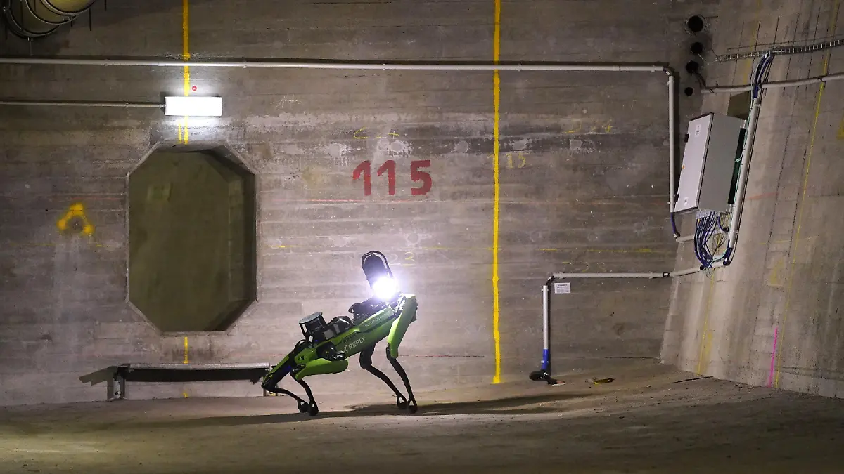 PRODUKTION - 01.07.2022, Hamburg: Roboterhund "Spot" läuft in der Köhlbrandbrücke unter der Fahrbahn her und inspiziert die Betonwände. Die Hamburg Port Authority (HPA) setzt gemeinsam mit der IT-Firma Roboverse Reply den von Boston Dynamics entwickelten Roboter in der Köhlbrandbrücke zur Bauwerksinspektion ein. Roboterhund «Spot» bewegt sich eigenständig unter der Fahrbahn und macht hochauflösende Fotos von Schadstellen an der Bauwerkswand.      (zu dpa "Roboterhund «Spot» im Einsatz in der Köhlbrandbrücke") Foto: Marcus Brandt/dpa +++ dpa-Bildfunk +++