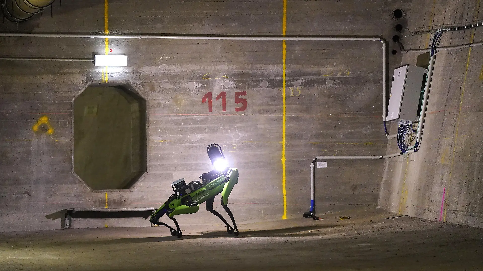 PRODUKTION - 01.07.2022, Hamburg: Roboterhund "Spot" läuft in der Köhlbrandbrücke unter der Fahrbahn her und inspiziert die Betonwände. Die Hamburg Port Authority (HPA) setzt gemeinsam mit der IT-Firma Roboverse Reply den von Boston Dynamics entwickelten Roboter in der Köhlbrandbrücke zur Bauwerksinspektion ein. Roboterhund «Spot» bewegt sich eigenständig unter der Fahrbahn und macht hochauflösende Fotos von Schadstellen an der Bauwerkswand.      (zu dpa "Roboterhund «Spot» im Einsatz in der Köhlbrandbrücke") Foto: Marcus Brandt/dpa +++ dpa-Bildfunk +++