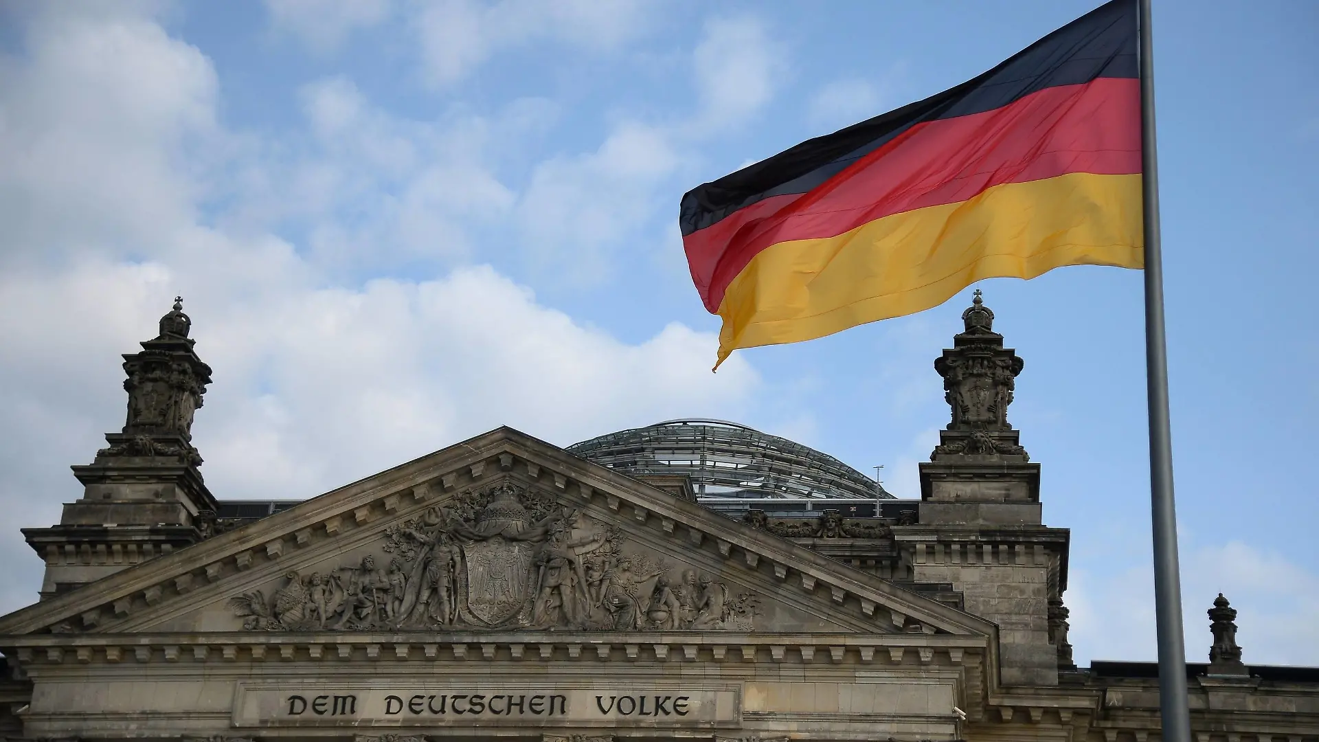 Germany Parliamentary Elections 6660110 26.09.2021 German flag waves over the Bundestag building, in Berlin, Germany. Following the elections to the Bundestag, a new German government will be formed with a new chancellor at the head. About 60 million Germans are eligible to vote in the elections for a new federal parliament. Alexey Vitvitsky / Sputnik Potsdam Germany PUBLICATIONxINxGERxSUIxAUTxONLY Copyright: xAlexeyxVitvitskyx 
