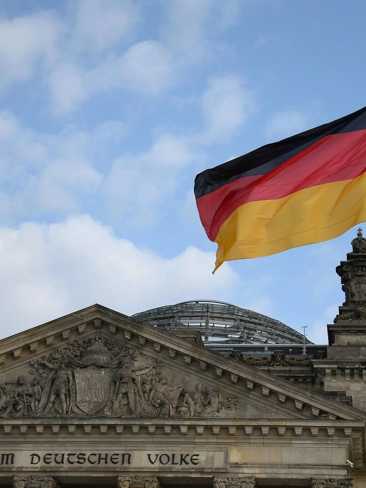 Germany Parliamentary Elections 6660110 26.09.2021 German flag waves over the Bundestag building, in Berlin, Germany. Following the elections to the Bundestag, a new German government will be formed with a new chancellor at the head. About 60 million Germans are eligible to vote in the elections for a new federal parliament. Alexey Vitvitsky / Sputnik Potsdam Germany PUBLICATIONxINxGERxSUIxAUTxONLY Copyright: xAlexeyxVitvitskyx 