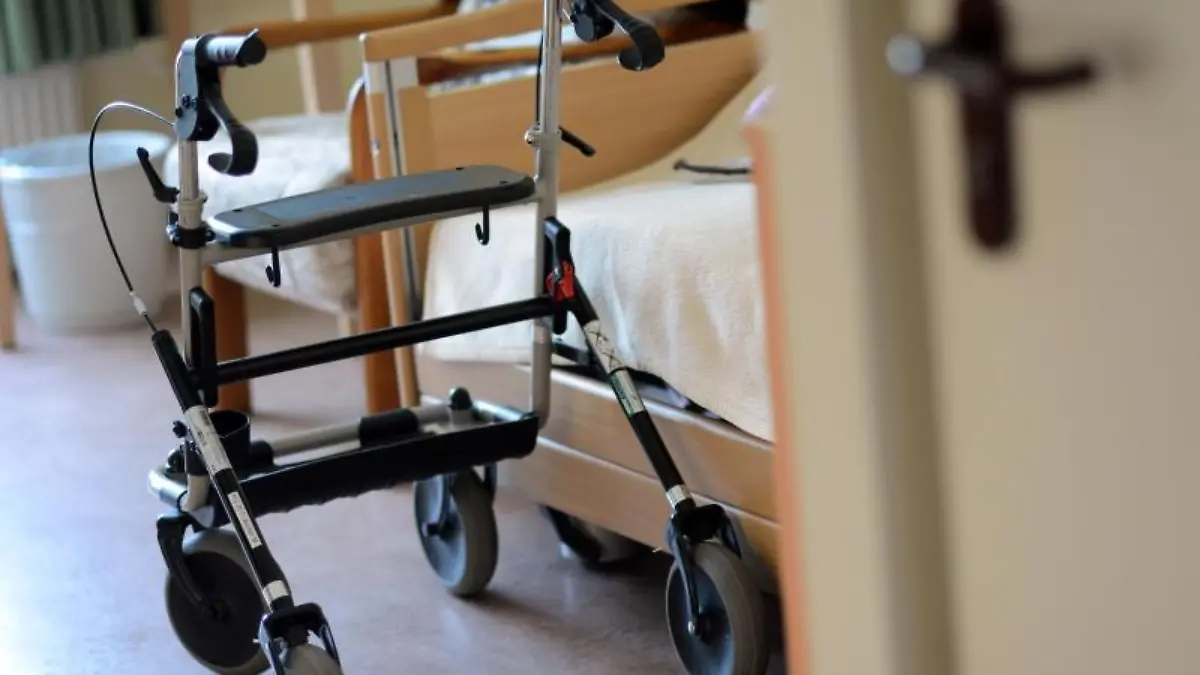 Rollator in Zimmer in Altenpflegeheim