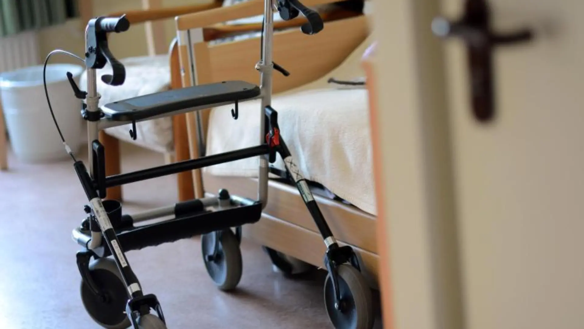 Rollator in Zimmer in Altenpflegeheim