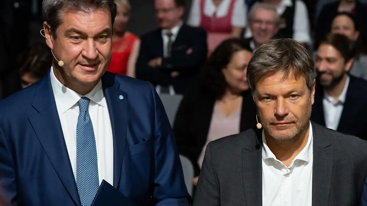 06.07.2022, Bayern, München: Robert Habeck (r, Bündnis 90/Die Grünen), Bundesminister für Wirtschaft und Klimaschutz, und Markus Söder (CSU), Ministerpräsident von Bayern, nehmen an der Eröffnung der Internationalen Handwerksmesse (IHM) teil. Zum ersten Mal seit 2019 findet die IHM wieder statt. Nach der coronabedingten Zwangspause ist ein Hauptthema der Fachkräftemangel. Foto: Sven Hoppe/dpa +++ dpa-Bildfunk +++
