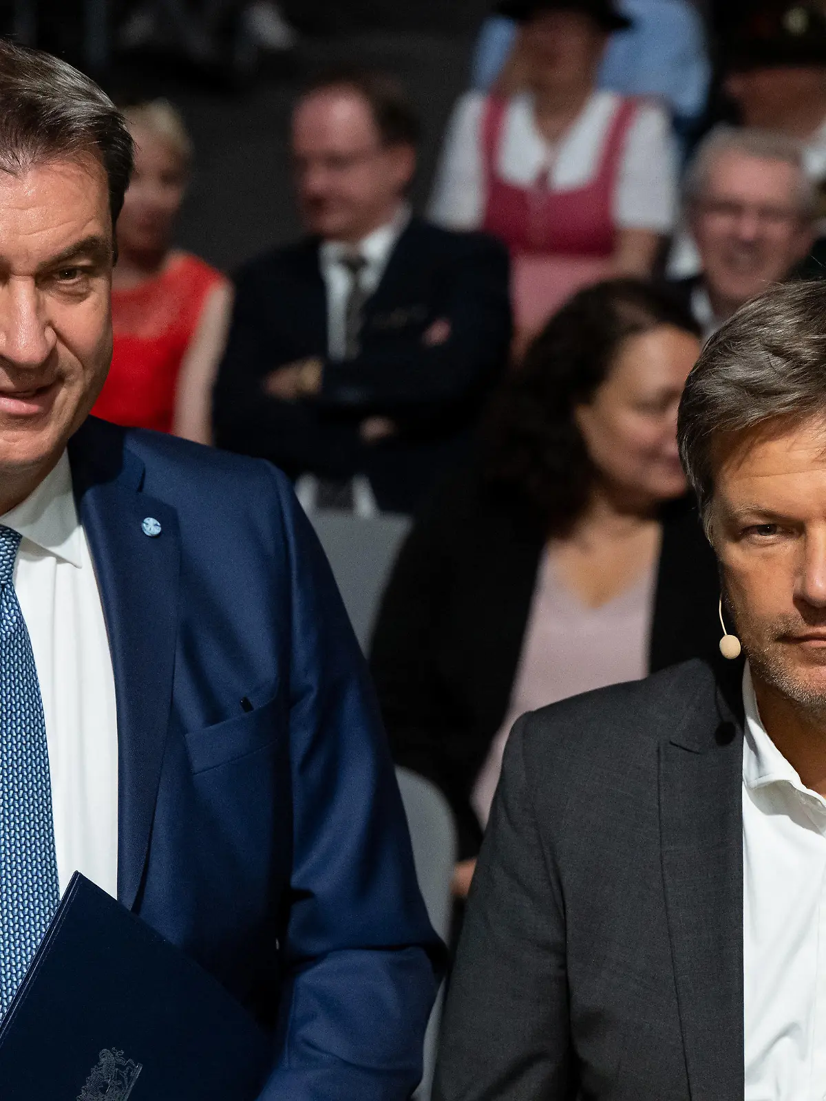 06.07.2022, Bayern, München: Robert Habeck (r, Bündnis 90/Die Grünen), Bundesminister für Wirtschaft und Klimaschutz, und Markus Söder (CSU), Ministerpräsident von Bayern, nehmen an der Eröffnung der Internationalen Handwerksmesse (IHM) teil. Zum ersten Mal seit 2019 findet die IHM wieder statt. Nach der coronabedingten Zwangspause ist ein Hauptthema der Fachkräftemangel. Foto: Sven Hoppe/dpa +++ dpa-Bildfunk +++