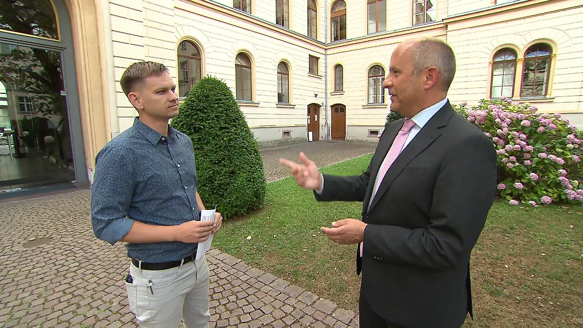 Nach der Freilassung der mutmaßlichen Gewaltverbrecher muss sich Hessens Justizminister Roman Poseck vielen Fragen stellen - hier im Interview mit RTL-Reporter Alexander Polte.