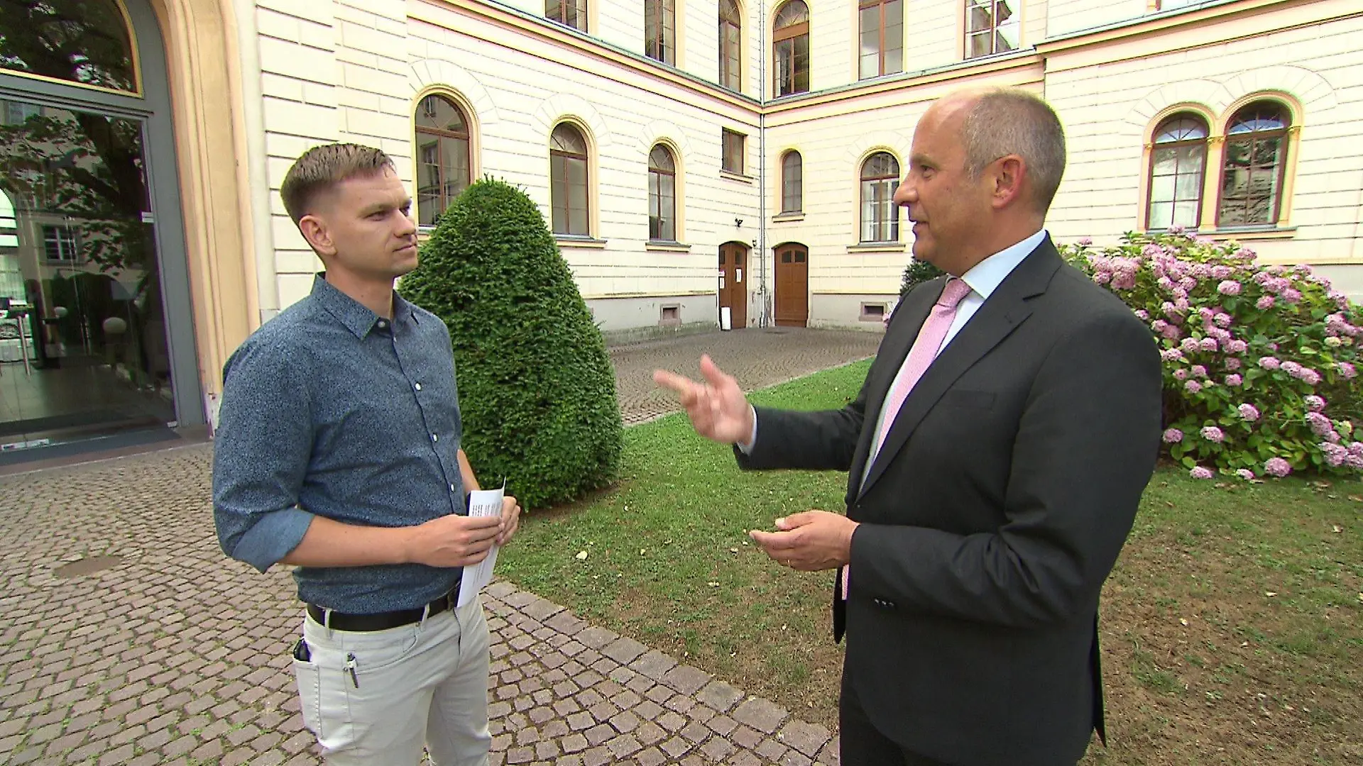 Nach der Freilassung der mutmaßlichen Gewaltverbrecher muss sich Hessens Justizminister Roman Poseck vielen Fragen stellen - hier im Interview mit RTL-Reporter Alexander Polte.