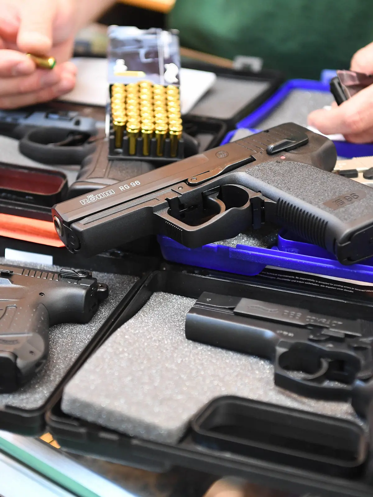 13.06.2018, Baden-Württemberg, Karlsruhe: Im Waffengeschäft «Waffen Rummer» werden verschiedene Schreckschusswaffen gezeigt. In ganz Deutschland sind aktuell mehr als 587 000 kleine Waffenscheine registriert, das sind mehr als doppelt so viele als noch Ende 2015. Auch im Südwesten hat sich die Zahl der registrierten Scheine in den vergangenen vier Jahren fast verdoppelt. (zu dpa: ««Bei Notwehr auch ein Backstein» - Wie Deutschland sich bewaffnet» vom 23.06.2018) Foto: Uli Deck/dpa +++ dpa-Bildfunk +++
