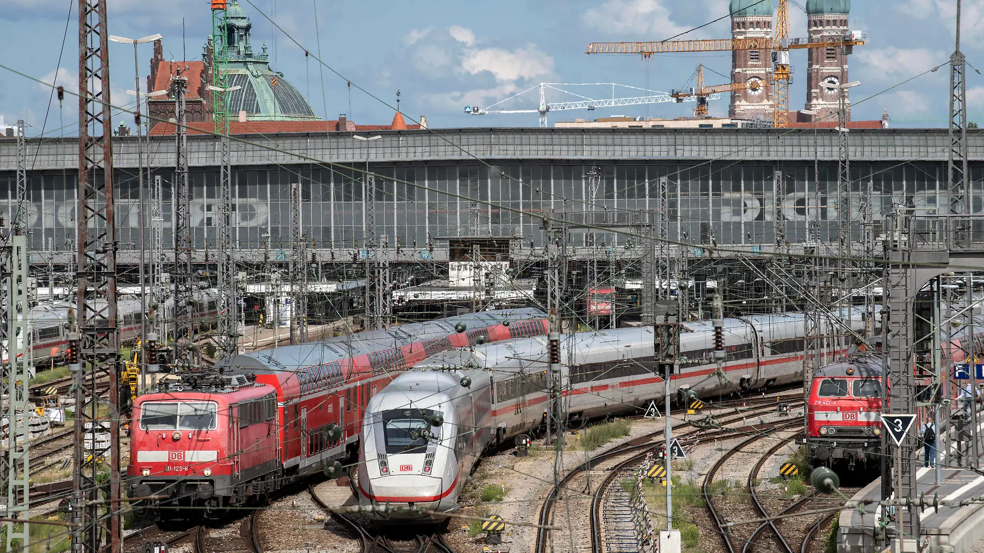  Münchner Hauptbahnhof, Regionalzug und ICE bei der Abfahrt, Ankunft, München, 8. Juni 2022 Deutschland, München, 8. Juni 2022, Münchner Hauptbahnhof, Regionalzug bei der Abfahrt, ICE bei der Ankunft, Wahrzeichen Frauenkirche im Hintergrund, Bahnverkehr, Regionalverkehr und Fernverkehr, Mittwochnachmittag, Werktag, Bayern, bayerisch, *** Munich main station, regional train and ICE at departure, arrival, Munich, 8 June 2022 Germany, Munich, 8 June 2022, Munich main station, regional train at departure, ICE at arrival, landmark Frauenkirche church in background, rail traffic, regional and long-distance traffic, Wednesday afternoon, working day, Bavaria, Bavarian,