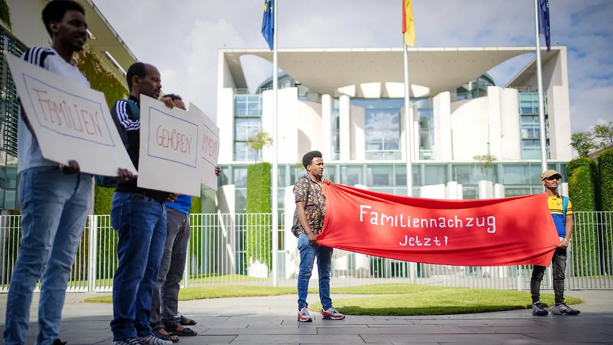 06.07.2022, Berlin: Mit Plakaten demonstrieren am Morgen Teilnehmer für den Familiennachzug vor dem Bundeskanzleramt. Das Bundeskabinett will in seiner Sitzung das erste Migrationspaket der Ampel-Regierung auf den Weg bringen. Foto: Kay Nietfeld/dpa +++ dpa-Bildfunk +++