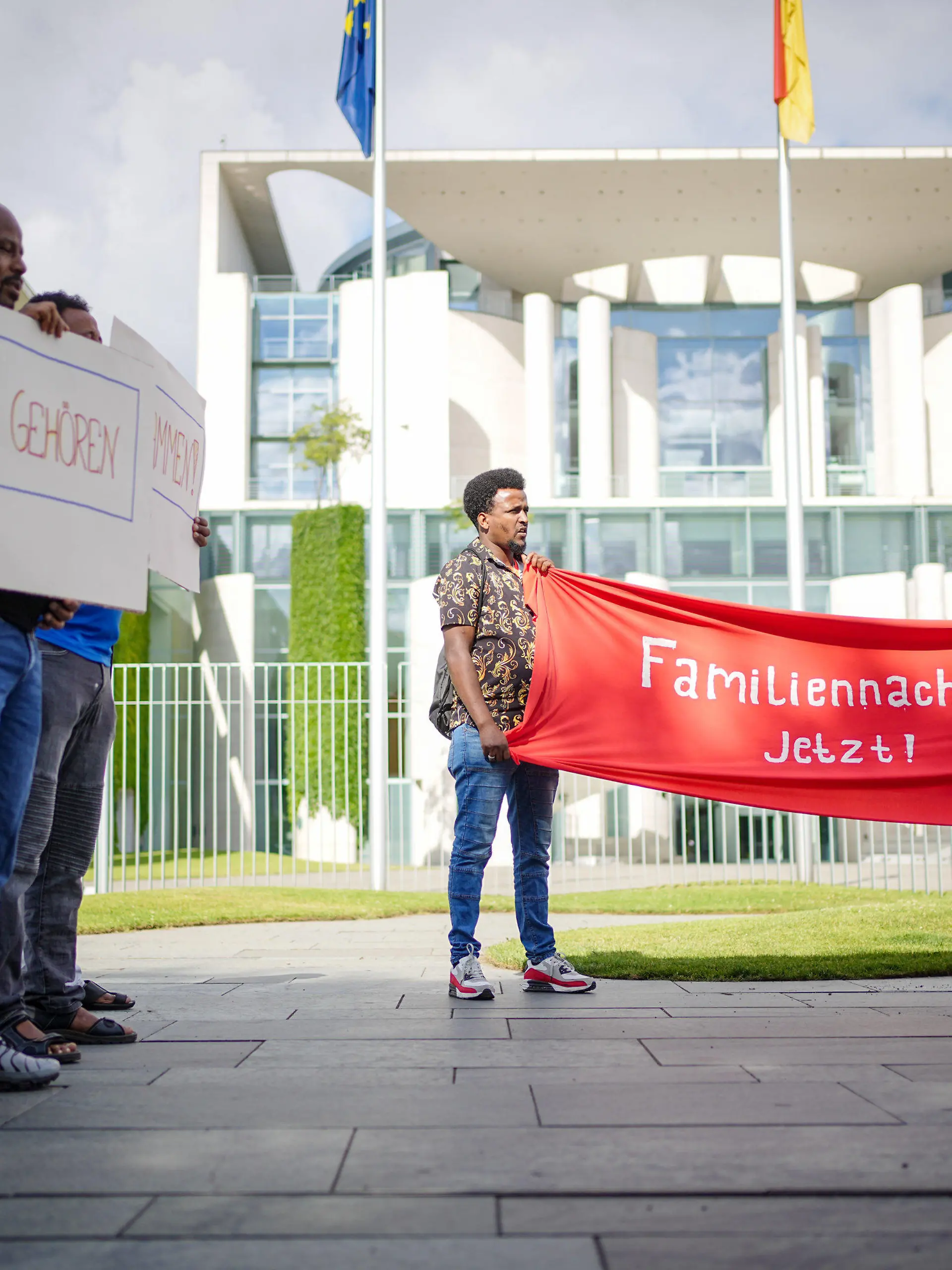 06.07.2022, Berlin: Mit Plakaten demonstrieren am Morgen Teilnehmer für den Familiennachzug vor dem Bundeskanzleramt. Das Bundeskabinett will in seiner Sitzung das erste Migrationspaket der Ampel-Regierung auf den Weg bringen. Foto: Kay Nietfeld/dpa +++ dpa-Bildfunk +++