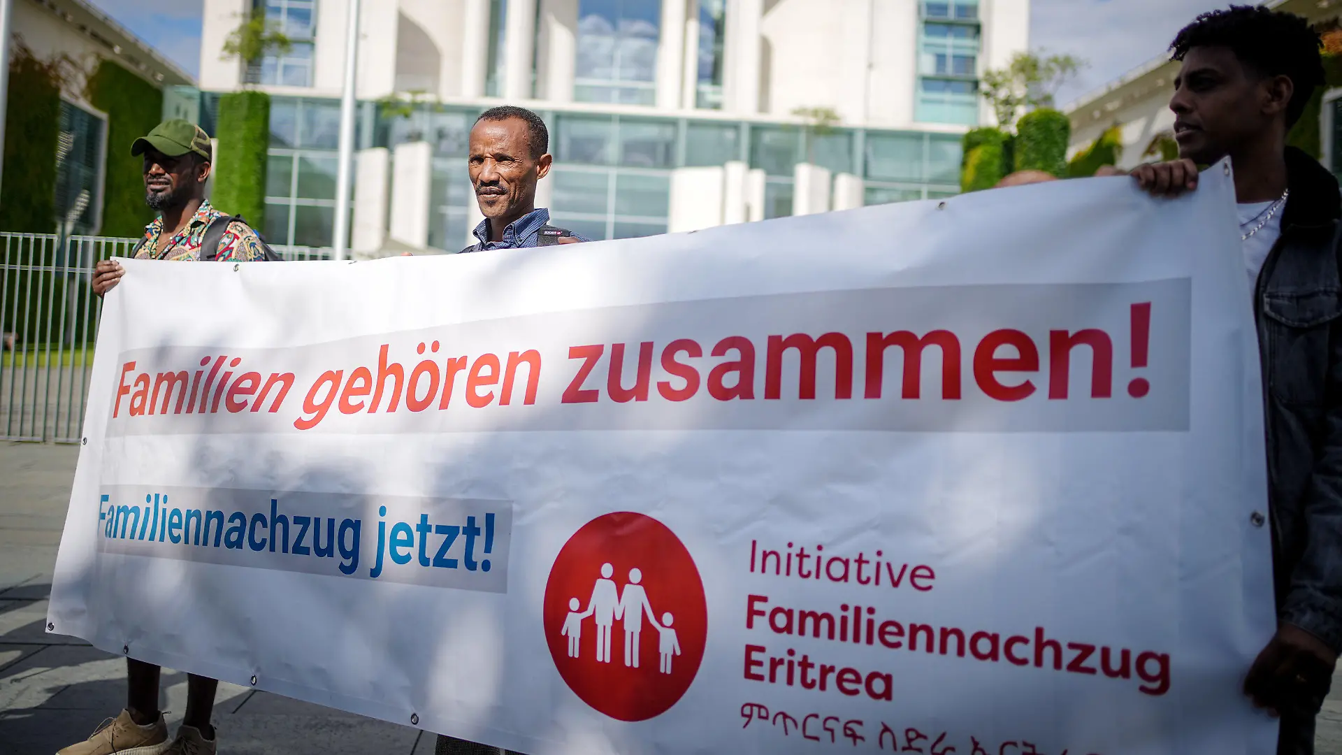 06.07.2022, Berlin: Mit Plakaten demonstrieren am Morgen Teilnehmer für den Familiennachzug vor dem Bundeskanzleramt. Das Bundeskabinett will in seiner Sitzung das erste Migrationspaket der Ampel-Regierung auf den Weg bringen. Foto: Kay Nietfeld/dpa +++ dpa-Bildfunk +++