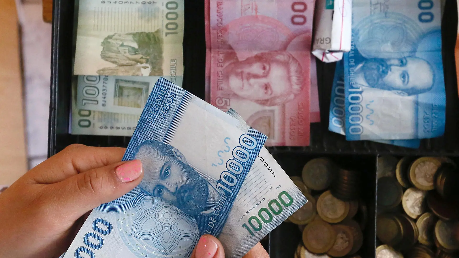 FILE PHOTO: Chilean pesos and coins are seen in this picture illustration, August 16, 2016. REUTERS/Rodrigo Garrido/Illustration/File Photo