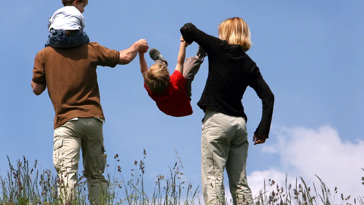 ARCHIV - Eine Familie unternimmt am 10.06.2006 in München mit seinen beiden Kindern bei schönstem Sommerwetter einen Ausflug auf das Olympiagelände. In Deutschland sind noch nie so viele Kinder unehelich zur Welt gekommen wie 2010. Jedes dritte Neugeborene hatte Eltern ohne Trauschein - insgesamt waren das rund 225 000 Jungen und Mädchen. Der Anteil unehelicher Babys an allen Säuglingen hat sich in den vergangenen 20 Jahren damit mehr als verdoppelt. Im Vergleich zum Vorjahr war das Plus allerdings nur noch gering (0,5 Prozentpunkte), wie das Statistische Bundesamt in Wiesbaden am Freitag (12.08.2011) mitteilte. Es gibt aber nach wie vor erhebliche Unterschiede zwischen Ost und West. Foto: Frank Leonhardt dpa/lby  +++(c) dpa - Bildfunk+++