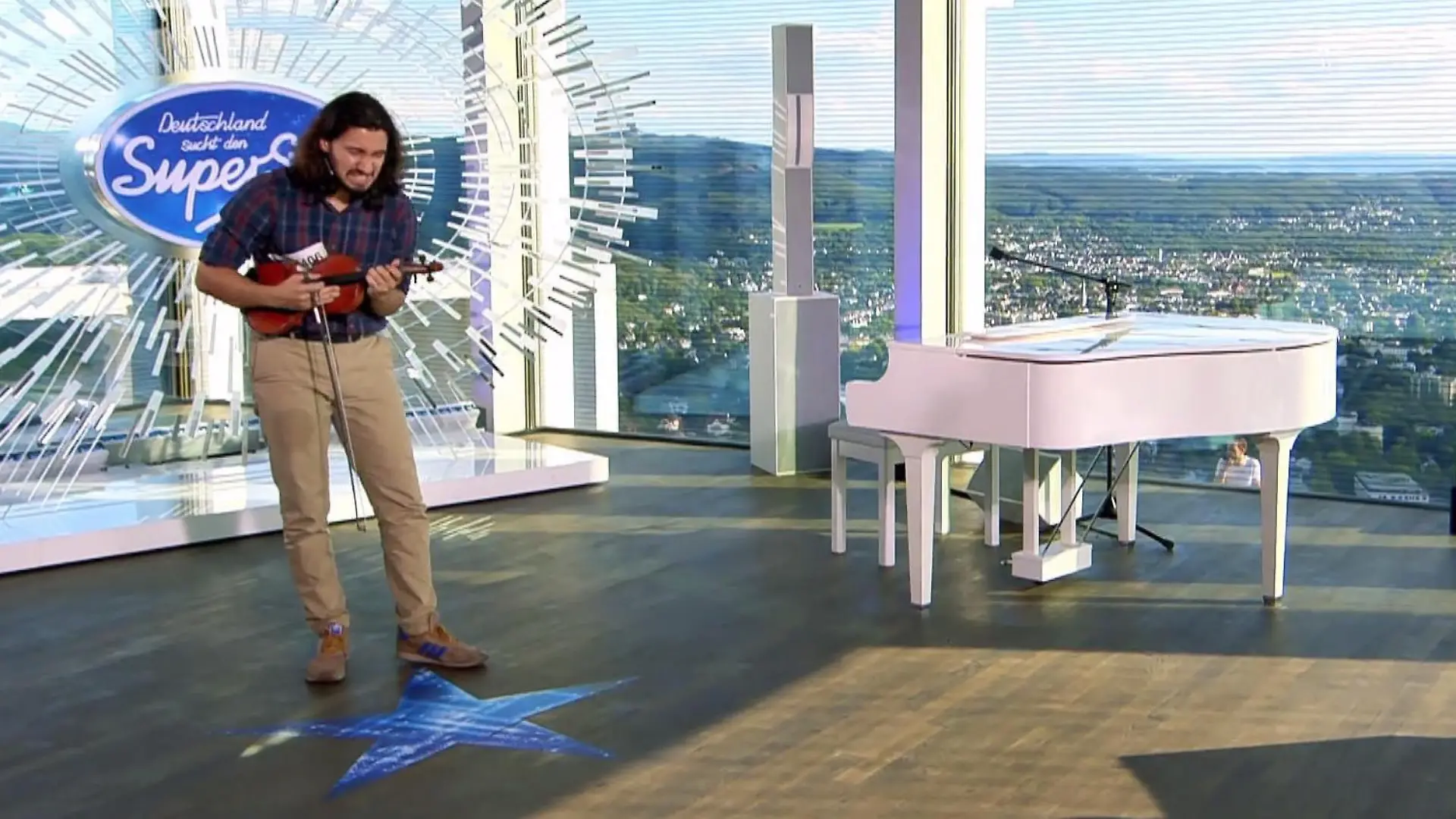 Omids kuriose Geigen-Performance Ganz schön schräg!