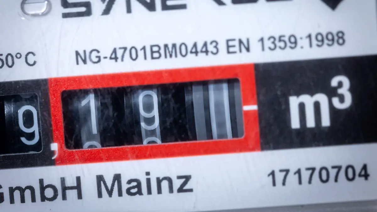 23.06.2022, Mecklenburg-Vorpommern, Pokrent: Das Zählwerk in einem Gastzähler dreht sich und zeigt den Verbrauch von Gas in einem Privathaushalt an (Aufnahme mit langer Belichtungszeit). Die Bundesregierung hat die Konsequenz aus den verringerten Gaslieferungen aus Russland gezogen und die Alarmstufe im Notfallplan Gas ausgerufen. Der Notfallplan hat drei Stufen: Die jetzt ausgerufene Alarmstufe ist die zweite. Foto: Jens Büttner/dpa +++ dpa-Bildfunk +++