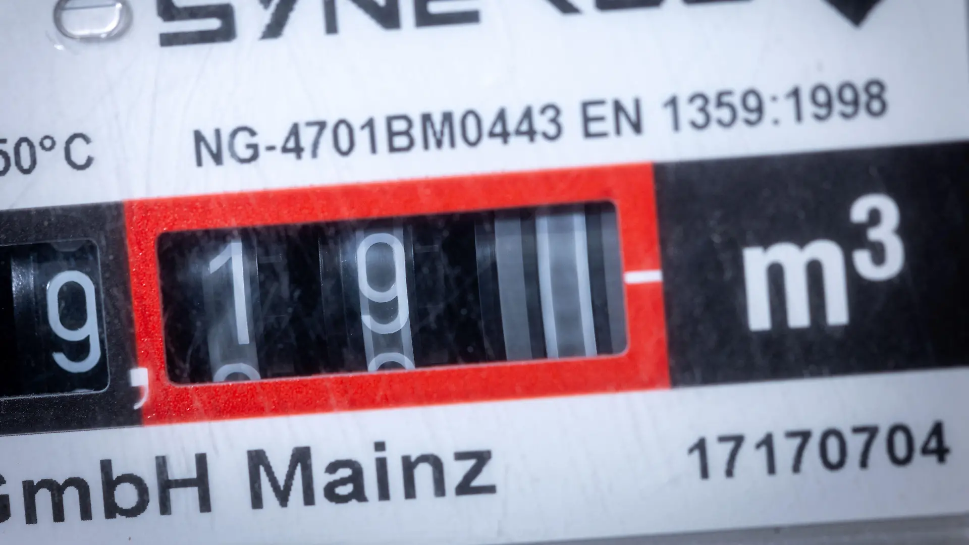 23.06.2022, Mecklenburg-Vorpommern, Pokrent: Das Zählwerk in einem Gastzähler dreht sich und zeigt den Verbrauch von Gas in einem Privathaushalt an (Aufnahme mit langer Belichtungszeit). Die Bundesregierung hat die Konsequenz aus den verringerten Gaslieferungen aus Russland gezogen und die Alarmstufe im Notfallplan Gas ausgerufen. Der Notfallplan hat drei Stufen: Die jetzt ausgerufene Alarmstufe ist die zweite. Foto: Jens Büttner/dpa +++ dpa-Bildfunk +++