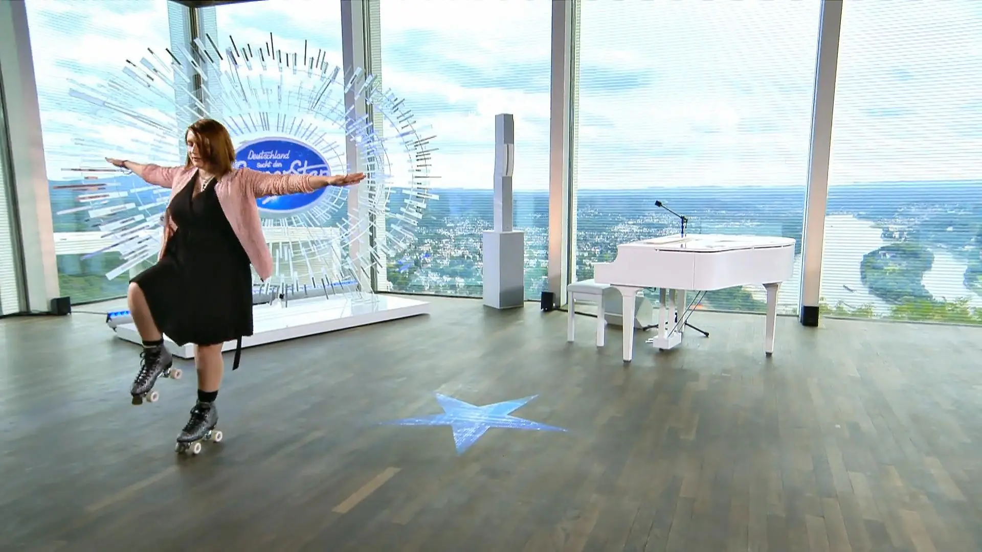 Melanie kommt in Rollschuhen angefahren Pietro Lombardis "Bella Donna" bei DSDS