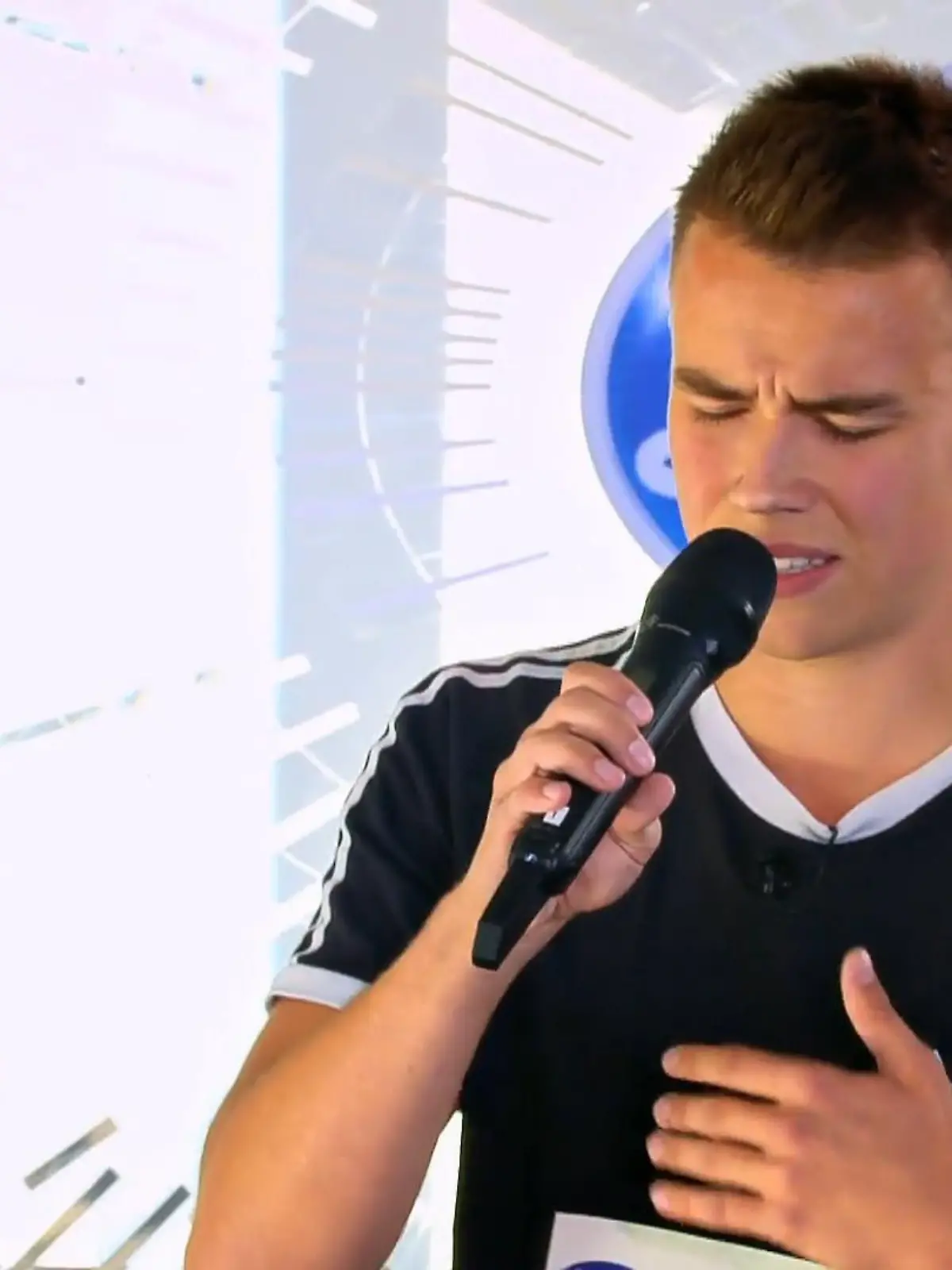 Bild zu: "Tom berührt die Herzen mit seiner Stimme"