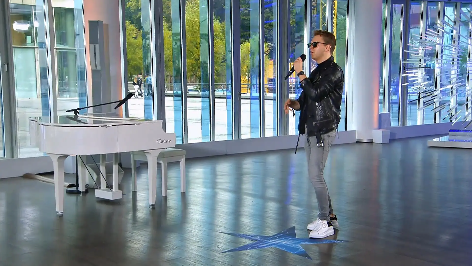 Udo überrascht die Jury mit "I Like Me Better" Die Sonnenbrille bleibt an