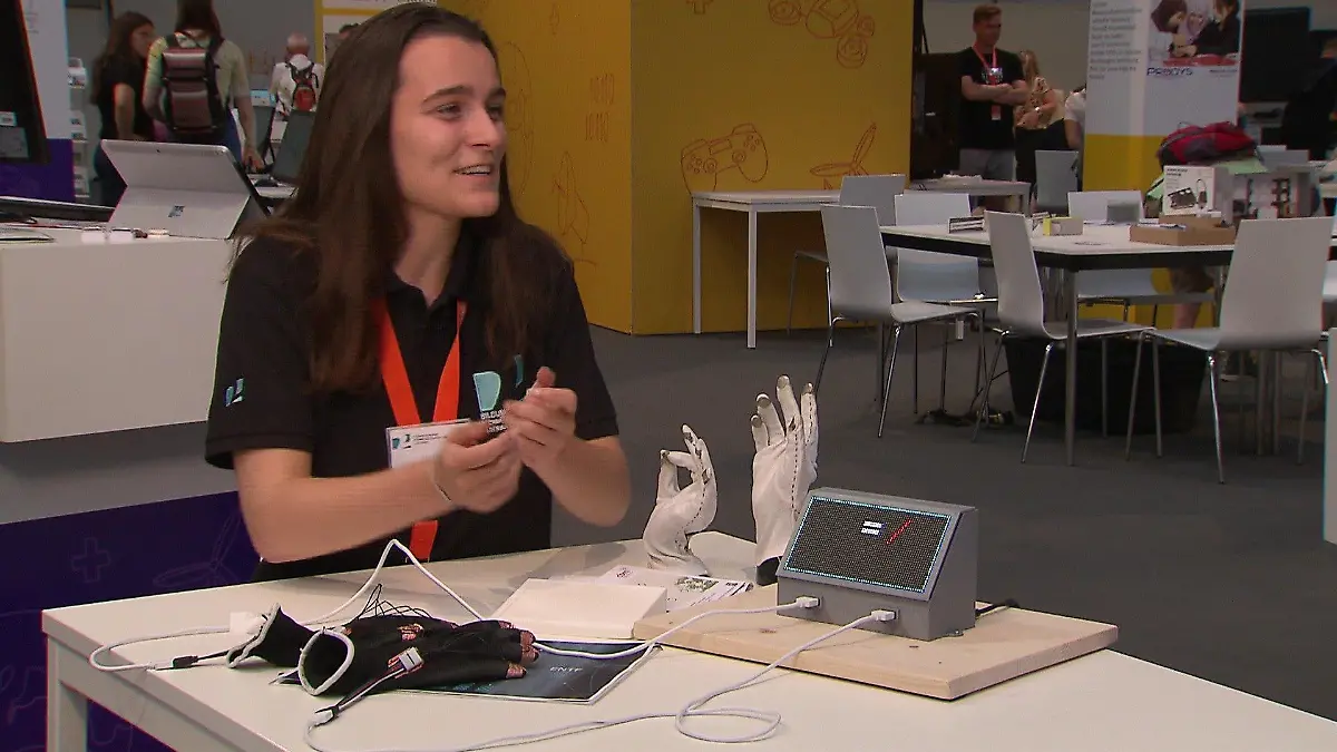 Emma Schiller die Abiturientin und Erfinderin dieses Handschuhs auf der Ideenexpo in Hannover an ihrem Stand.