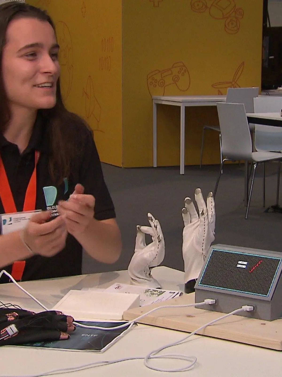 Emma Schiller die Abiturientin und Erfinderin dieses Handschuhs auf der Ideenexpo in Hannover an ihrem Stand.