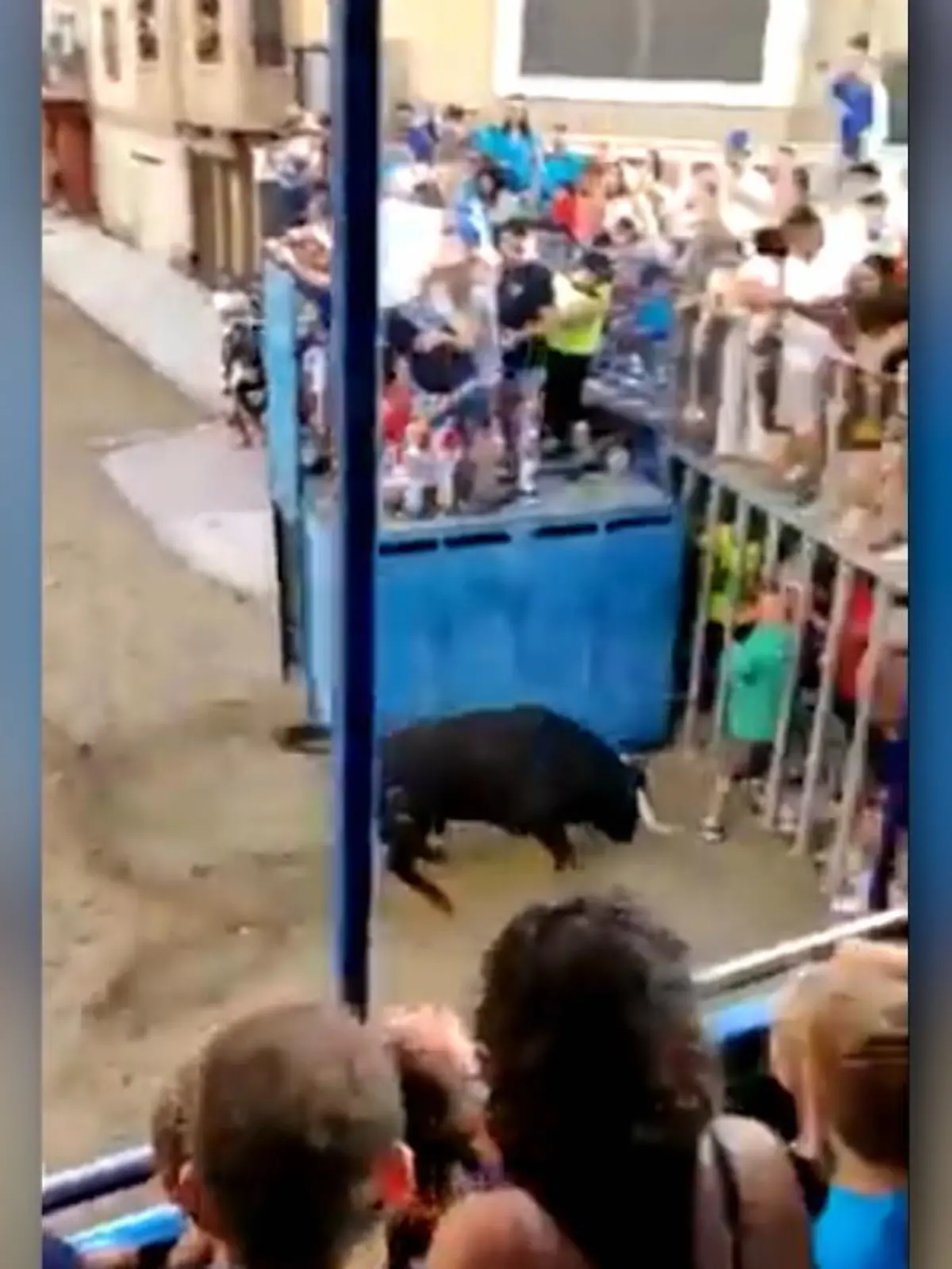Auf einem spanischen Volksfest wird ein Bulle aus seinem Käfig gelassen. Sofort steuert das Tier auf einen Mann zu, der es nicht schafft, rechtzeitig hinter die Absperrung zu gelangen. Der 58-Jährige wird am Oberschenkel von einem Horn durchbohrt und hochgeschleudert. Anschließend wurde er in ein Krankenhaus eingeliefert und soll erhebliche Muskelverletzungen davongetragen haben.