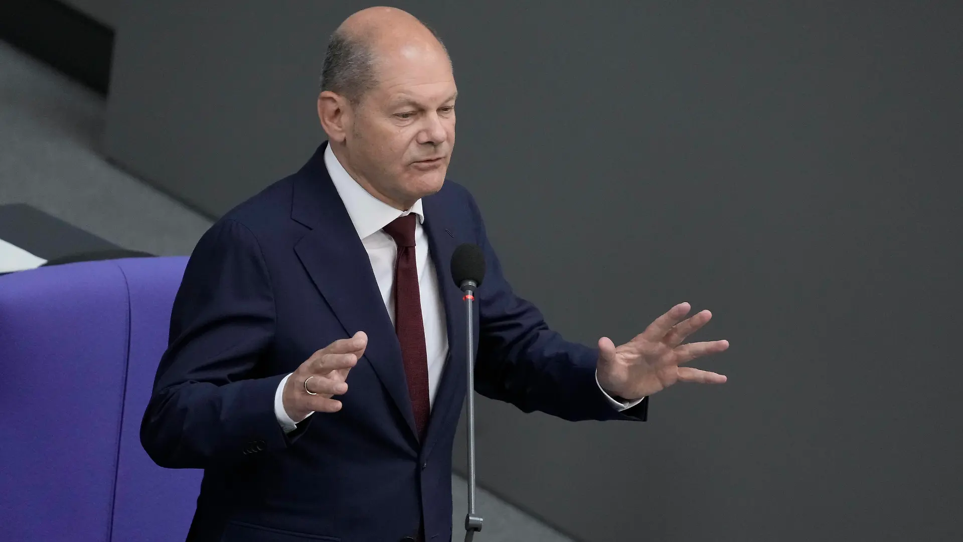 Deutscher Bundestag, 46. Plenarsitzung Aktuell,06.07.2022 Berlin, Bundeskanzler Olaf Scholz SPD beantwortet mit dynamischer Handgeste die Fragen der Abgeordneten von seinem Platz auf der Regierungsbank bei der Befragung der Bundesregierung im Rahmen der 46. Sitzung des Deutschen Bundestag in Berlin Berlin Berlin Deutschland *** German Bundestag, 46 plenary session News,06 07 2022 Berlin, Chancellor Olaf Scholz SPD answers MPs questions with dynamic hand gesture from his seat on the government bench during questioning of the federal government during the 46 session of the German Bundestag in Berlin Berlin Germany